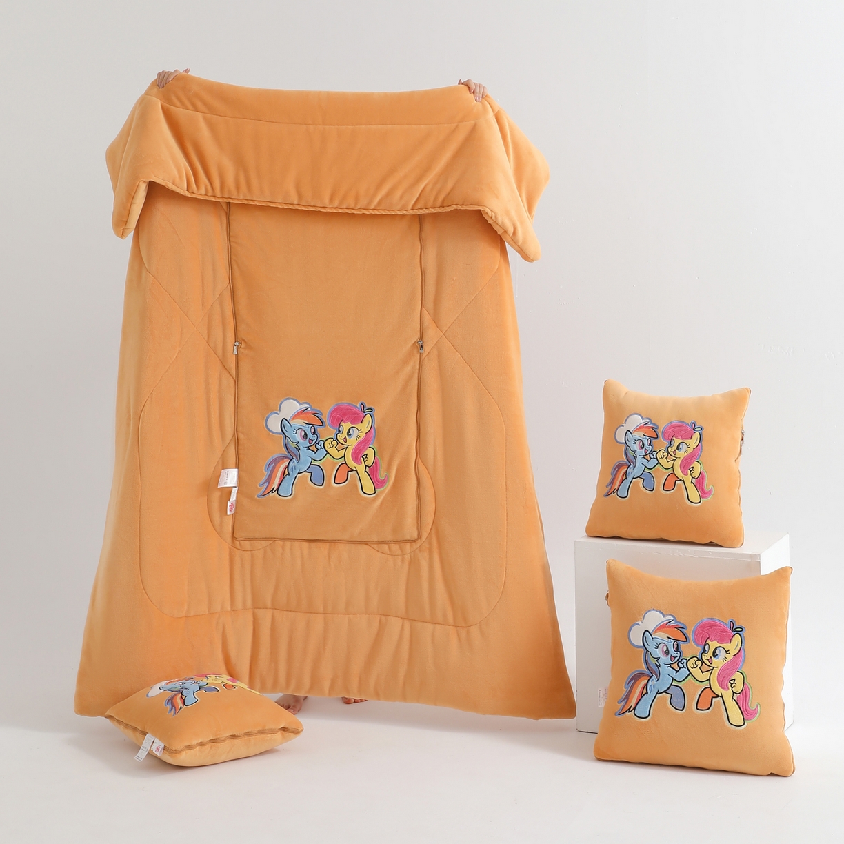 91家纺网 家纺一手货源 找家纺 照世家纺 2025新款小马宝莉抗菌棉抱枕被（低于零售价的链接 一经发现直接投诉下架 感谢大家的支持 控价是优惠券后不能低于40的89,45的109,50的139） 黛西&嘉儿-橙色