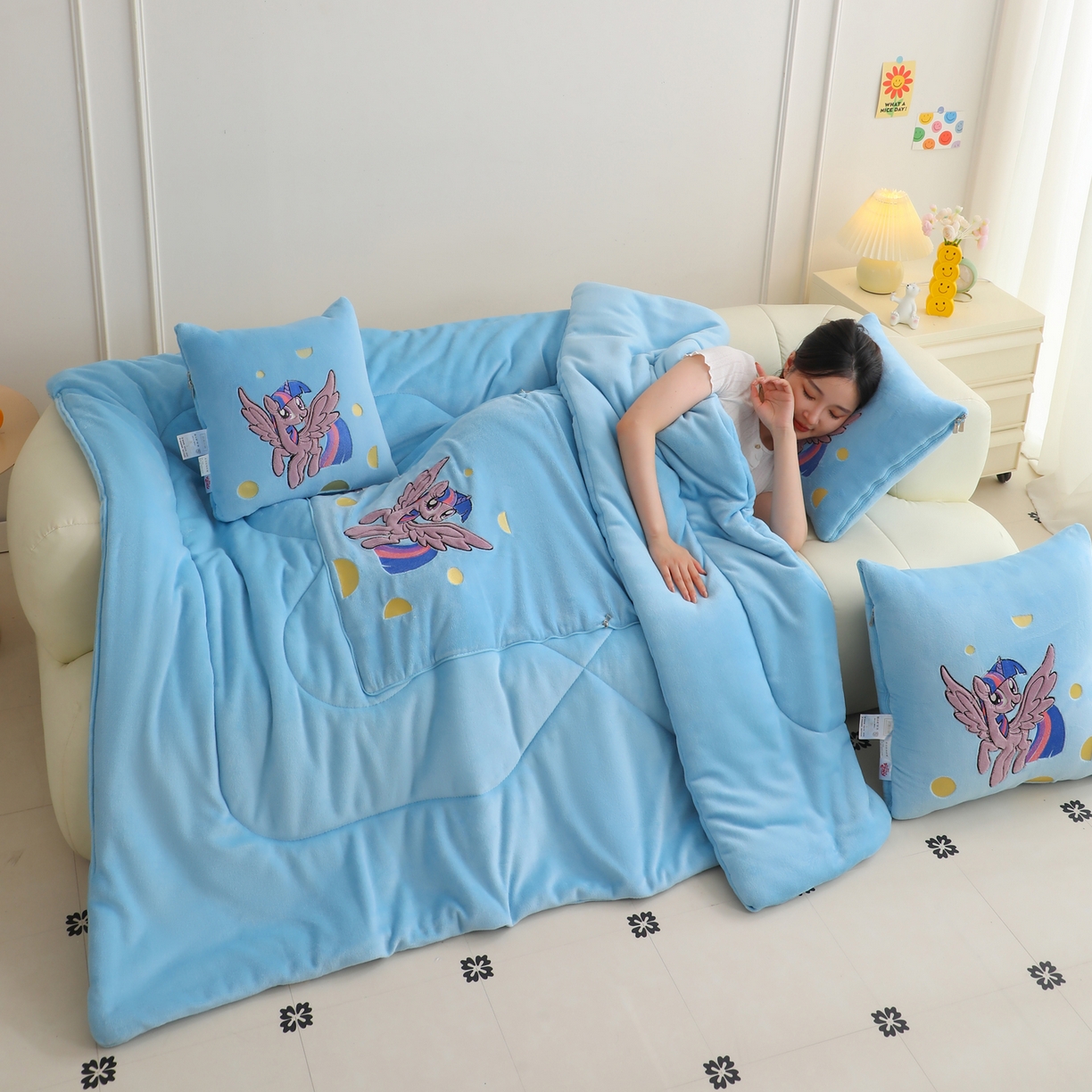 91家纺网 家纺一手货源 找家纺 照世家纺 2025新款小马宝莉抗菌棉抱枕被（低于零售价的链接 一经发现直接投诉下架 感谢大家的支持 控价是优惠券后不能低于40的89,45的109,50的139） 紫悦-蓝色