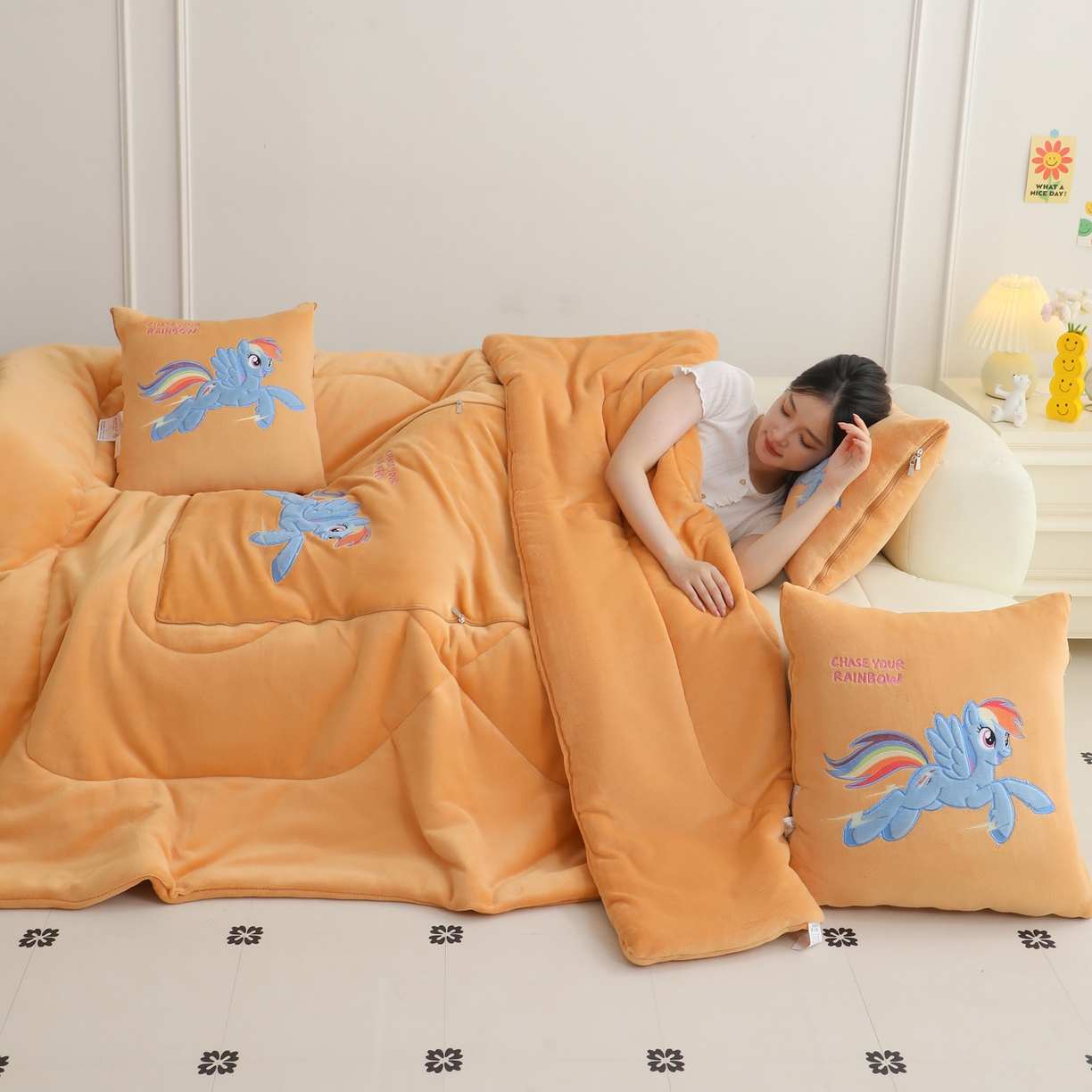 91家纺网 家纺一手货源 找家纺 照世家纺 2025新款小马宝莉抗菌棉抱枕被（低于零售价的链接 一经发现直接投诉下架 感谢大家的支持 控价是优惠券后不能低于40的89,45的109,50的139） 云宝-橙色