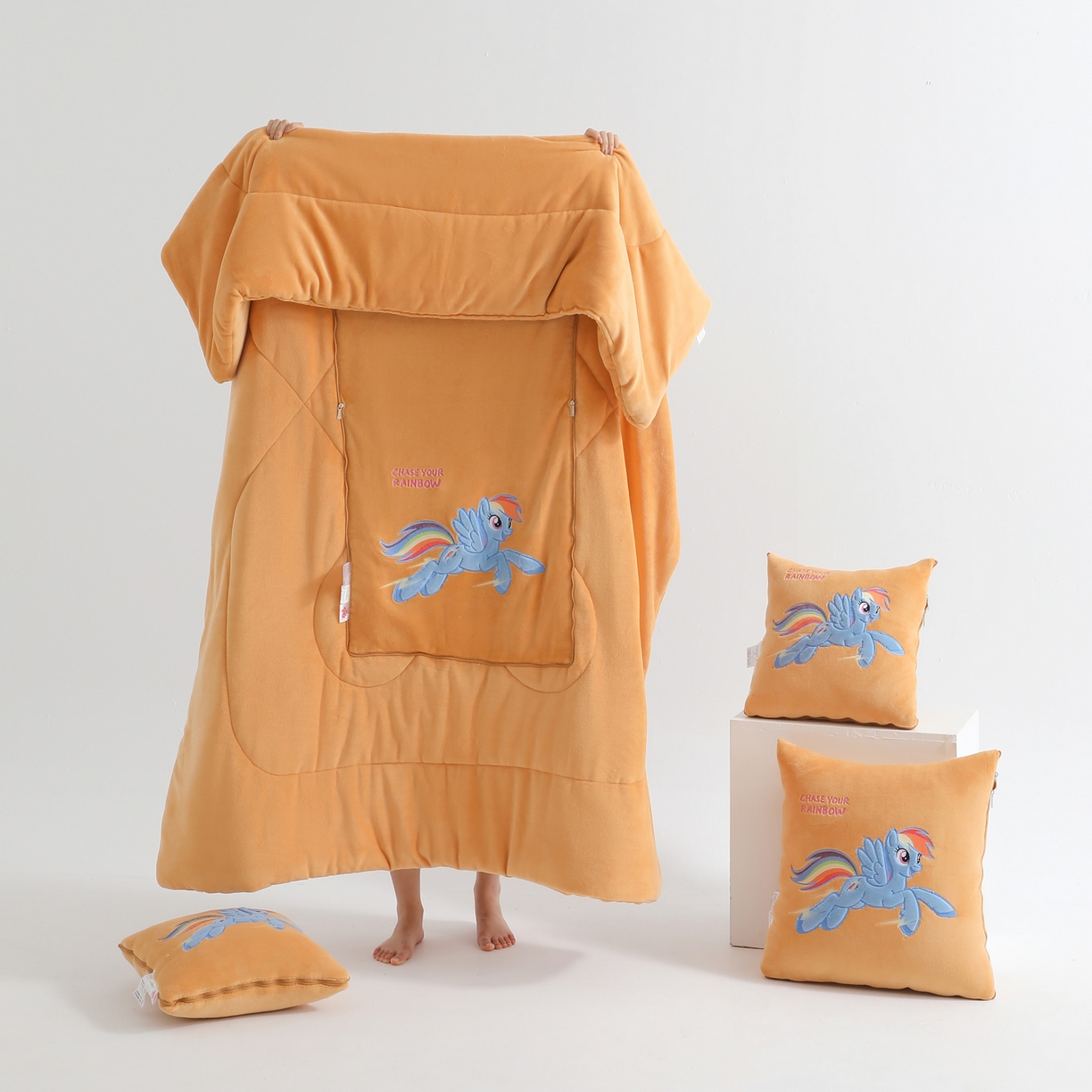 91家纺网 家纺一手货源 找家纺 照世家纺 2025新款小马宝莉抗菌棉抱枕被（低于零售价的链接 一经发现直接投诉下架 感谢大家的支持 控价是优惠券后不能低于40的89,45的109,50的139） 云宝-橙色