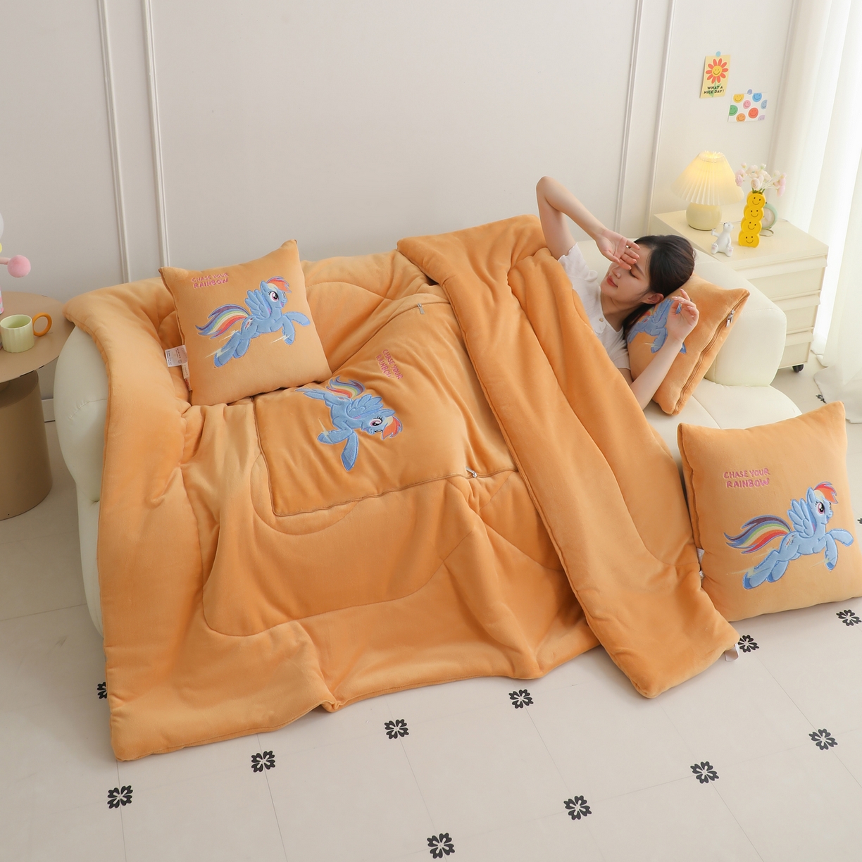 91家纺网 家纺一手货源 找家纺 照世家纺 2025新款小马宝莉抗菌棉抱枕被（低于零售价的链接 一经发现直接投诉下架 感谢大家的支持 控价是优惠券后不能低于40的89,45的109,50的139） 云宝-橙色