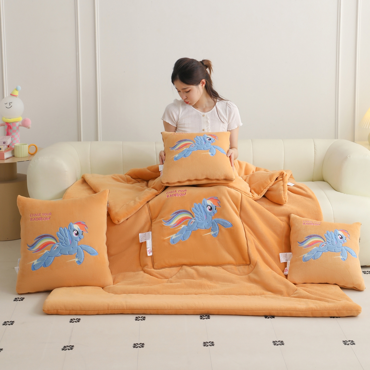 91家纺网 家纺一手货源 找家纺 照世家纺 2025新款小马宝莉抗菌棉抱枕被（低于零售价的链接 一经发现直接投诉下架 感谢大家的支持 控价是优惠券后不能低于40的89,45的109,50的139） 云宝-橙色