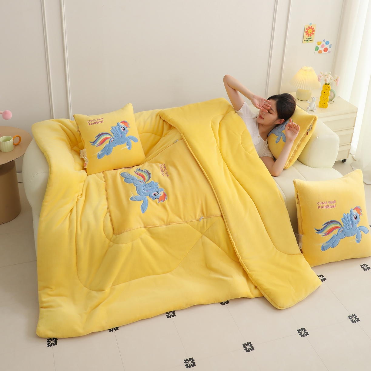 91家纺网 家纺一手货源 找家纺 照世家纺 2025新款小马宝莉抗菌棉抱枕被（低于零售价的链接 一经发现直接投诉下架 感谢大家的支持 控价是优惠券后不能低于40的89,45的109,50的139） 云宝-黄色