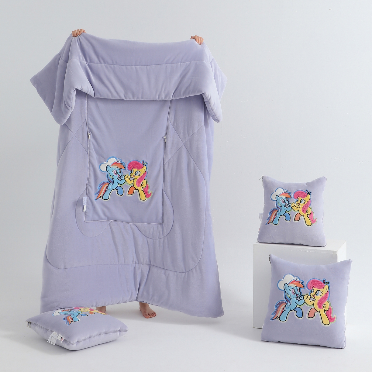 91家纺网 家纺一手货源 找家纺 照世家纺 2025新款小马宝莉抗菌棉抱枕被（低于零售价的链接 一经发现直接投诉下架 感谢大家的支持 控价是优惠券后不能低于40的89,45的109,50的139） 黛西&嘉儿-紫色