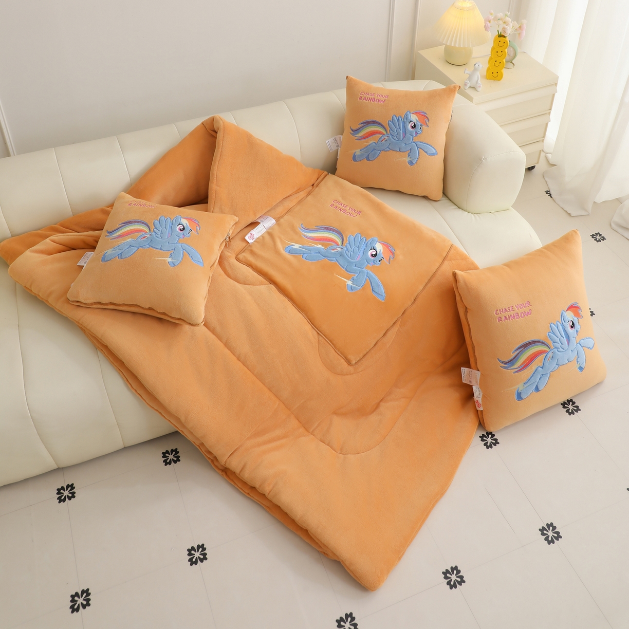 91家纺网 家纺一手货源 找家纺 照世家纺 2025新款小马宝莉抗菌棉抱枕被（低于零售价的链接 一经发现直接投诉下架 感谢大家的支持 控价是优惠券后不能低于40的89,45的109,50的139） 云宝-橙色