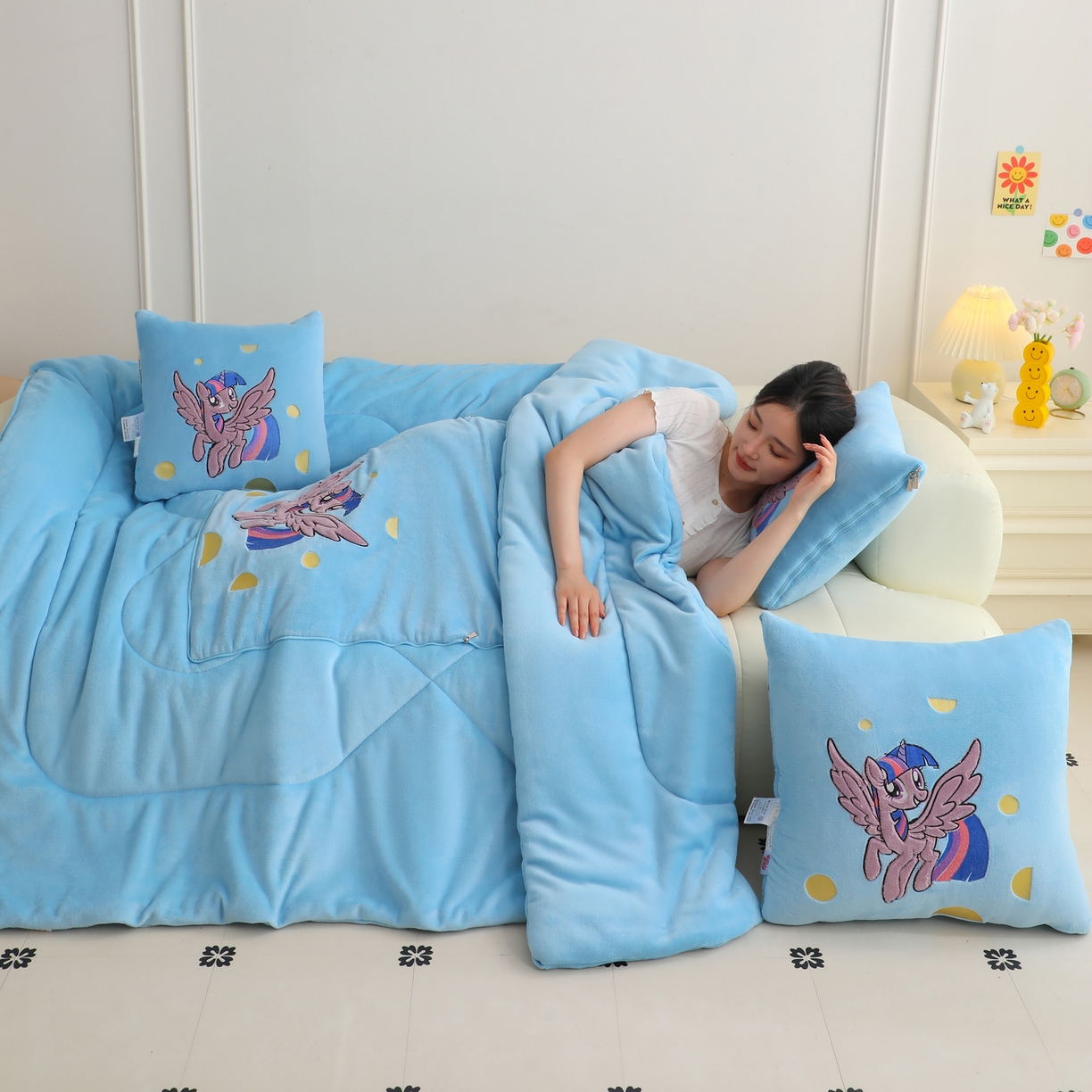 91家纺网 家纺一手货源 找家纺 照世家纺 2025新款小马宝莉抗菌棉抱枕被（低于零售价的链接 一经发现直接投诉下架 感谢大家的支持 控价是优惠券后不能低于40的89,45的109,50的139） 紫悦-蓝色