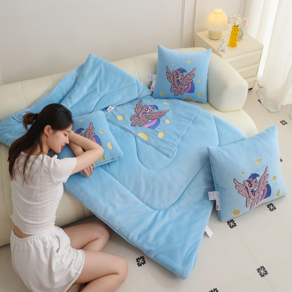 91家纺网 家纺一手货源 找家纺 照世家纺 2025新款小马宝莉抗菌棉抱枕被（低于零售价的链接 一经发现直接投诉下架 感谢大家的支持 控价是优惠券后不能低于40的89,45的109,50的139） 紫悦-蓝色