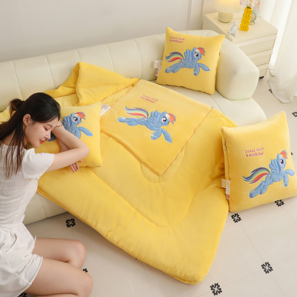 91家纺网 家纺一手货源 找家纺 照世家纺 2025新款小马宝莉抗菌棉抱枕被（低于零售价的链接 一经发现直接投诉下架 感谢大家的支持 控价是优惠券后不能低于40的89,45的109,50的139） 云宝-黄色