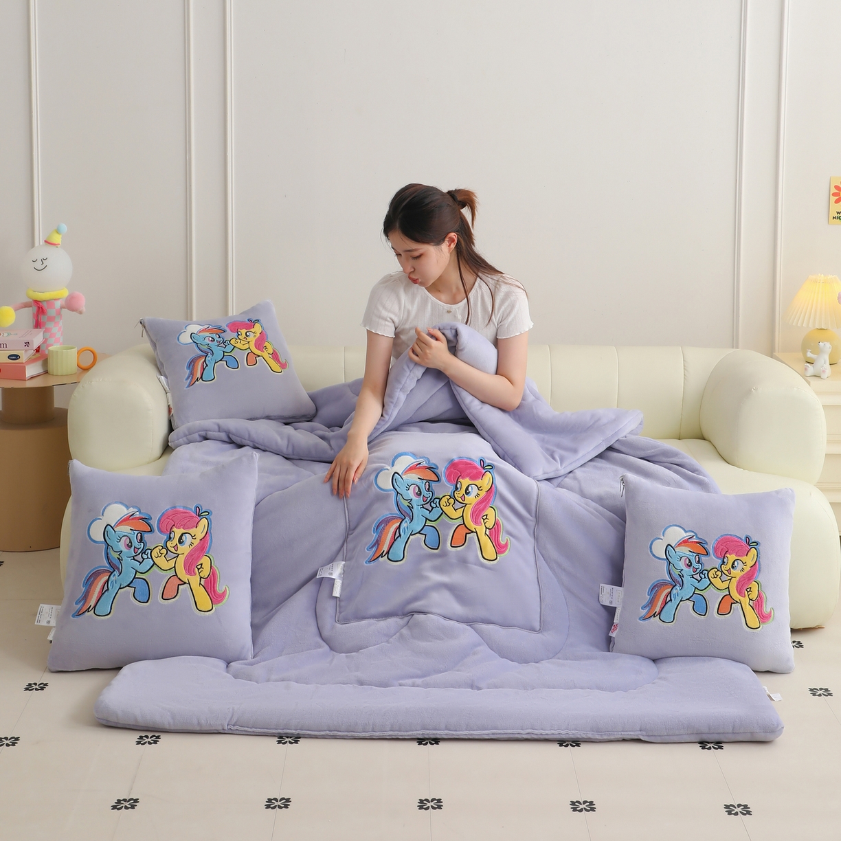 91家纺网 家纺一手货源 找家纺 照世家纺 2025新款小马宝莉抗菌棉抱枕被（低于零售价的链接 一经发现直接投诉下架 感谢大家的支持 控价是优惠券后不能低于40的89,45的109,50的139） 黛西&嘉儿-紫色