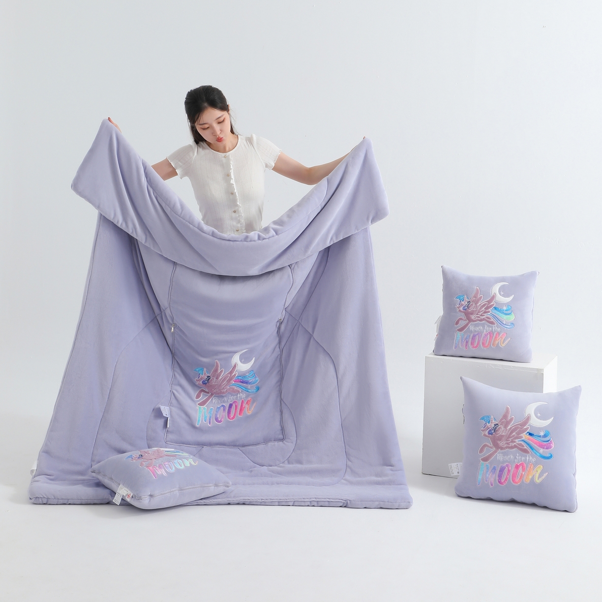 91家纺网 家纺一手货源 找家纺 照世家纺 2025新款小马宝莉抗菌棉抱枕被（低于零售价的链接 一经发现直接投诉下架 感谢大家的支持 控价是优惠券后不能低于40的89,45的109,50的139） 月亮公主-紫色