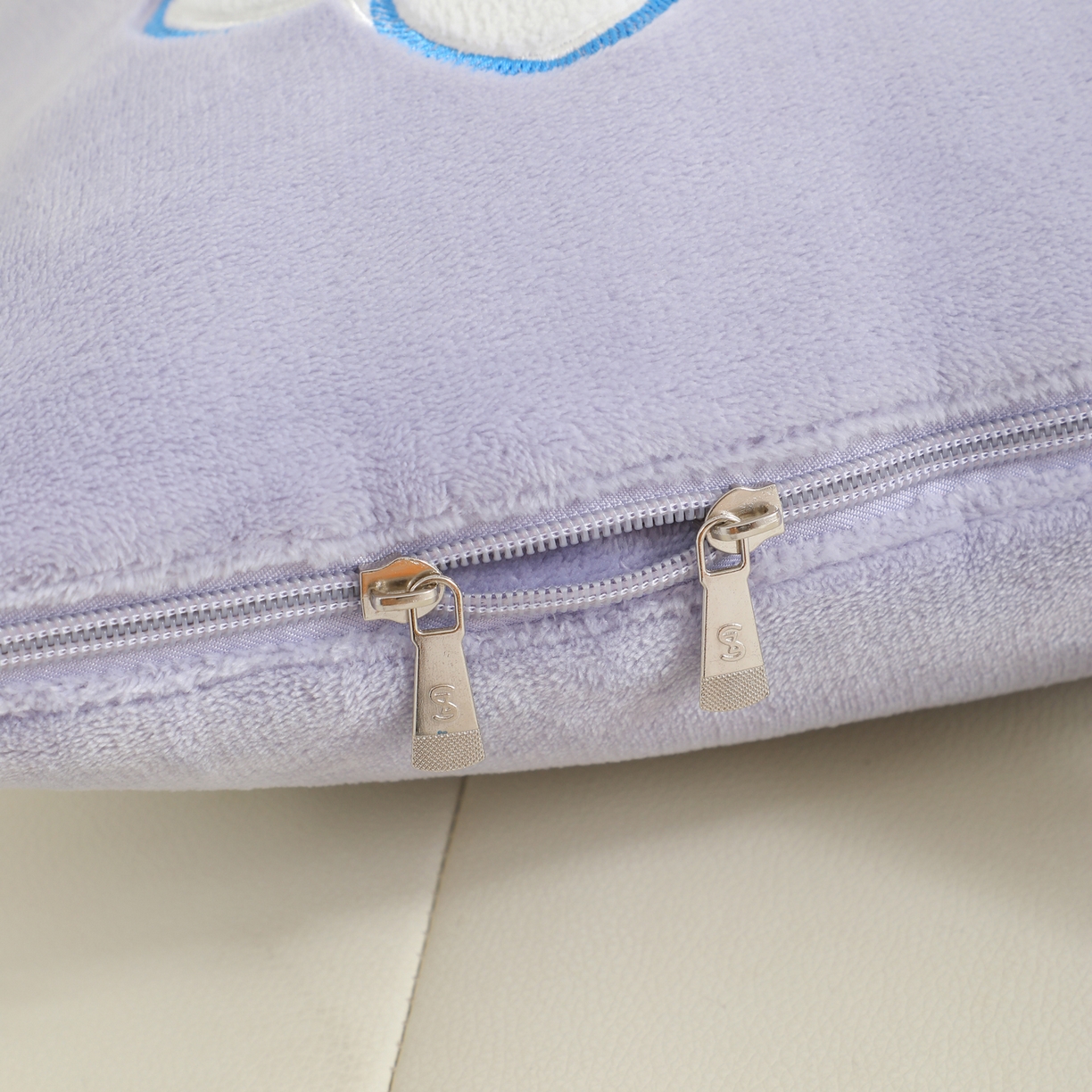 91家纺网 家纺一手货源 找家纺 照世家纺 2025新款小马宝莉抗菌棉抱枕被（低于零售价的链接 一经发现直接投诉下架 感谢大家的支持 控价是优惠券后不能低于40的89,45的109,50的139） 黛西&嘉儿-紫色