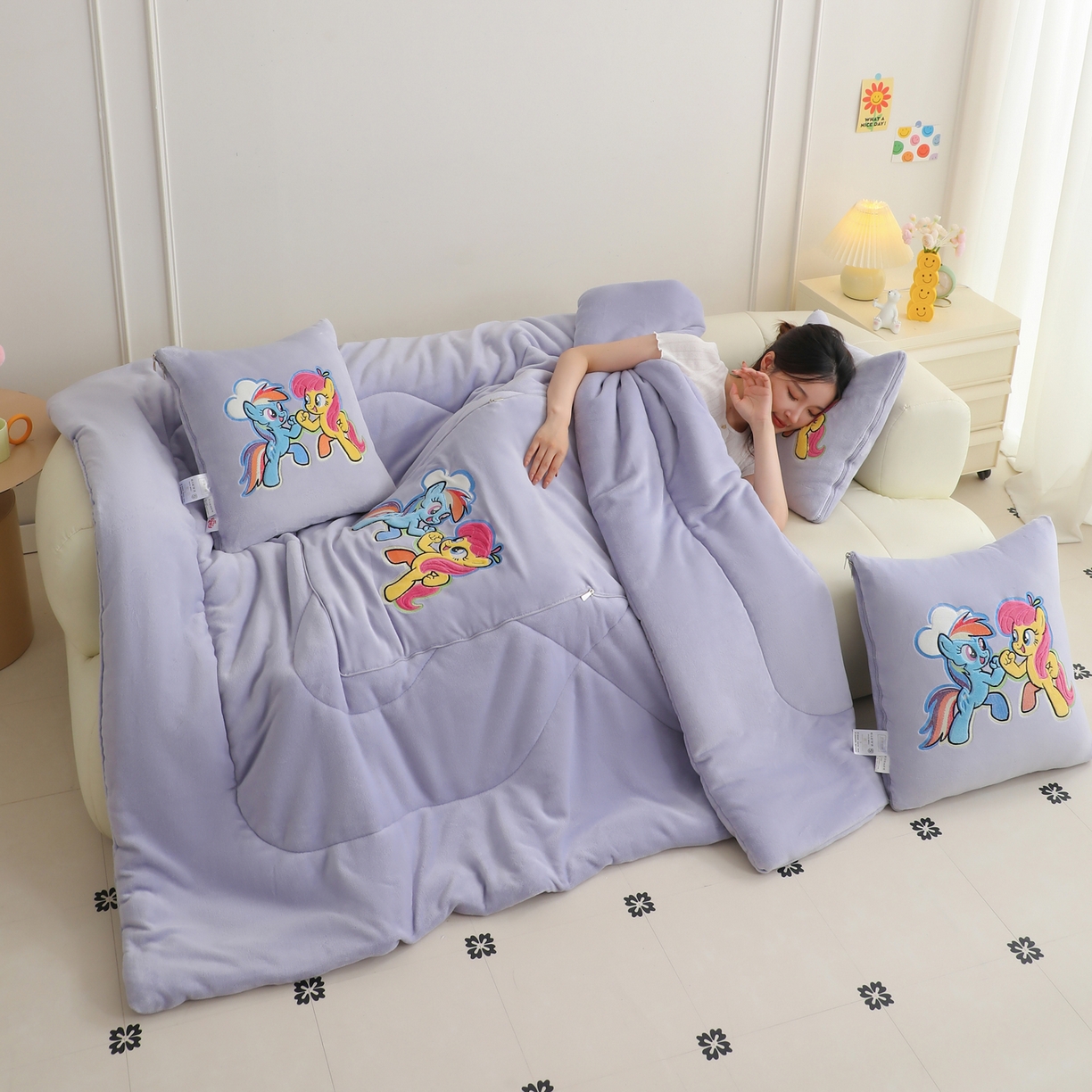 91家纺网 家纺一手货源 找家纺 照世家纺 2025新款小马宝莉抗菌棉抱枕被（低于零售价的链接 一经发现直接投诉下架 感谢大家的支持 控价是优惠券后不能低于40的89,45的109,50的139） 黛西&嘉儿-紫色