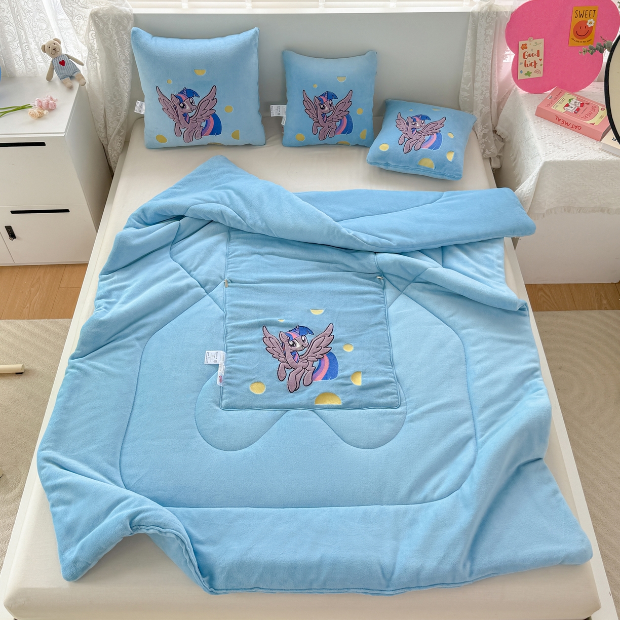 91家纺网 家纺一手货源 找家纺 照世家纺 2025新款小马宝莉抗菌棉抱枕被（低于零售价的链接 一经发现直接投诉下架 感谢大家的支持 控价是优惠券后不能低于40的89,45的109,50的139） 紫悦-蓝色