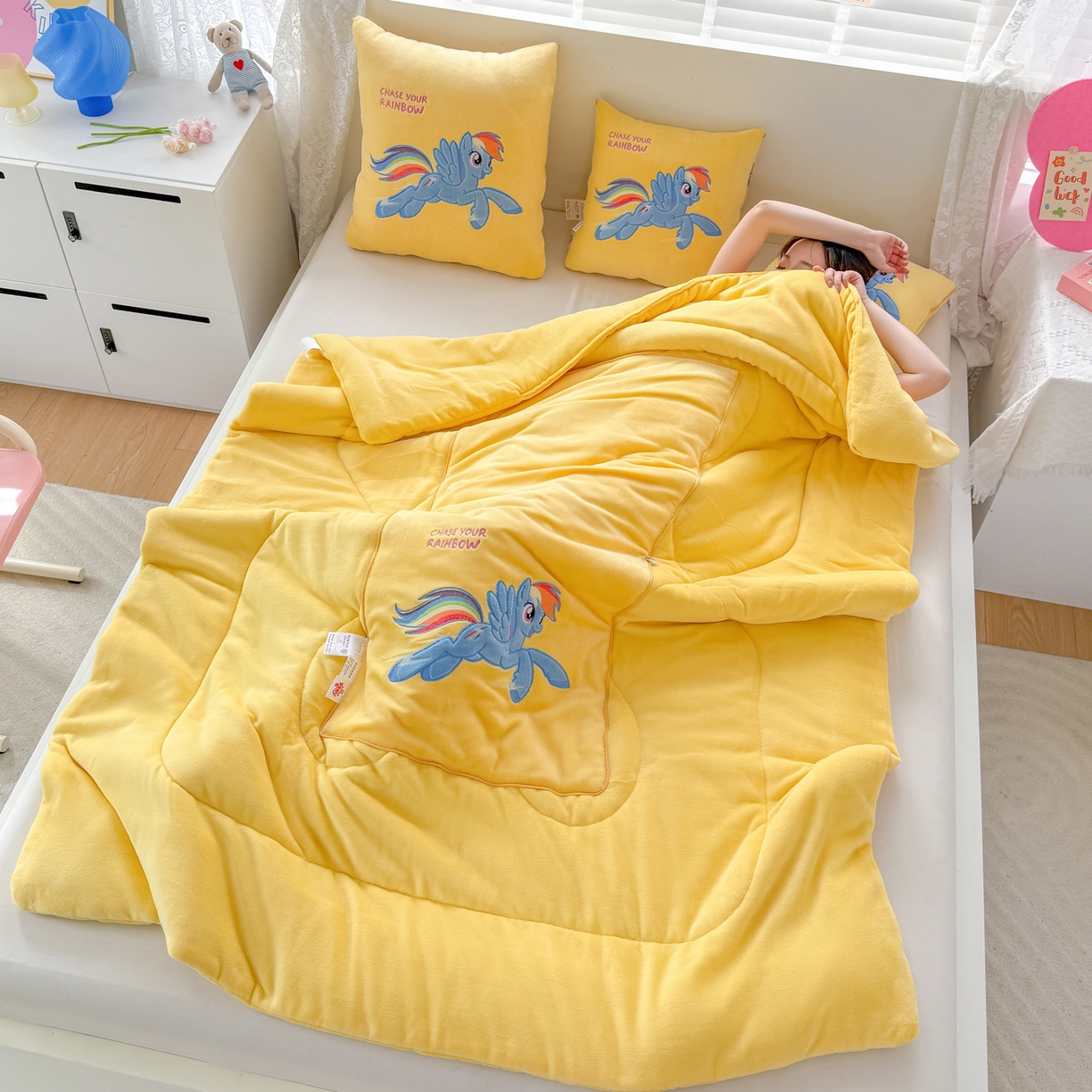 91家纺网 家纺一手货源 找家纺 照世家纺 2025新款小马宝莉抗菌棉抱枕被（低于零售价的链接 一经发现直接投诉下架 感谢大家的支持 控价是优惠券后不能低于40的89,45的109,50的139） 云宝-黄色