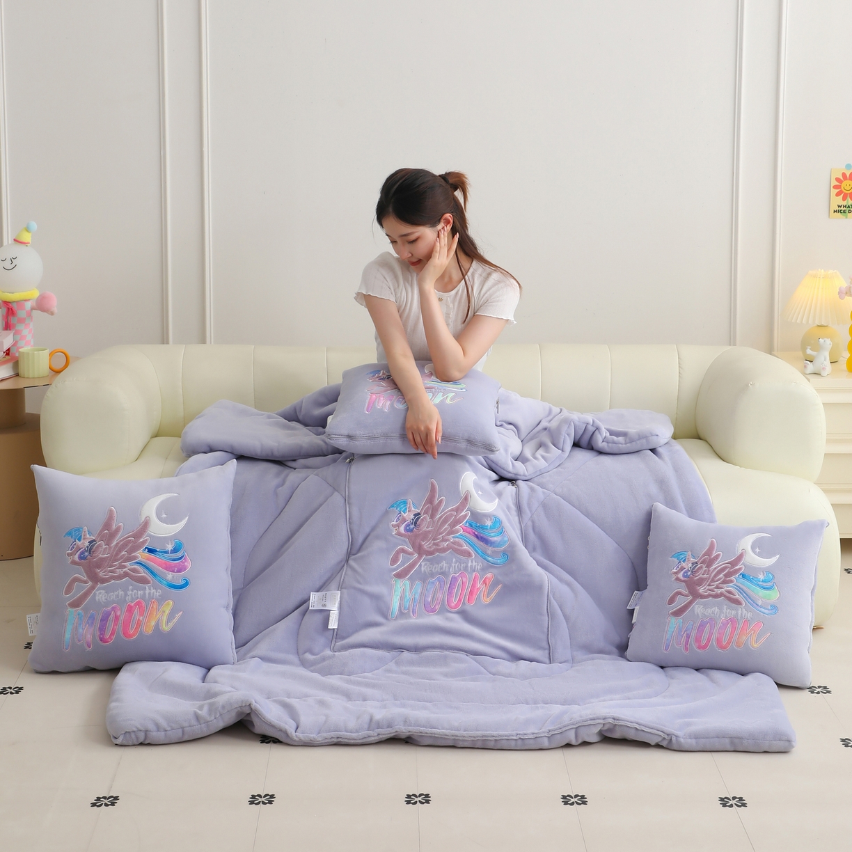 91家纺网 家纺一手货源 找家纺 照世家纺 2025新款小马宝莉抗菌棉抱枕被（低于零售价的链接 一经发现直接投诉下架 感谢大家的支持 控价是优惠券后不能低于40的89,45的109,50的139） 月亮公主-紫色