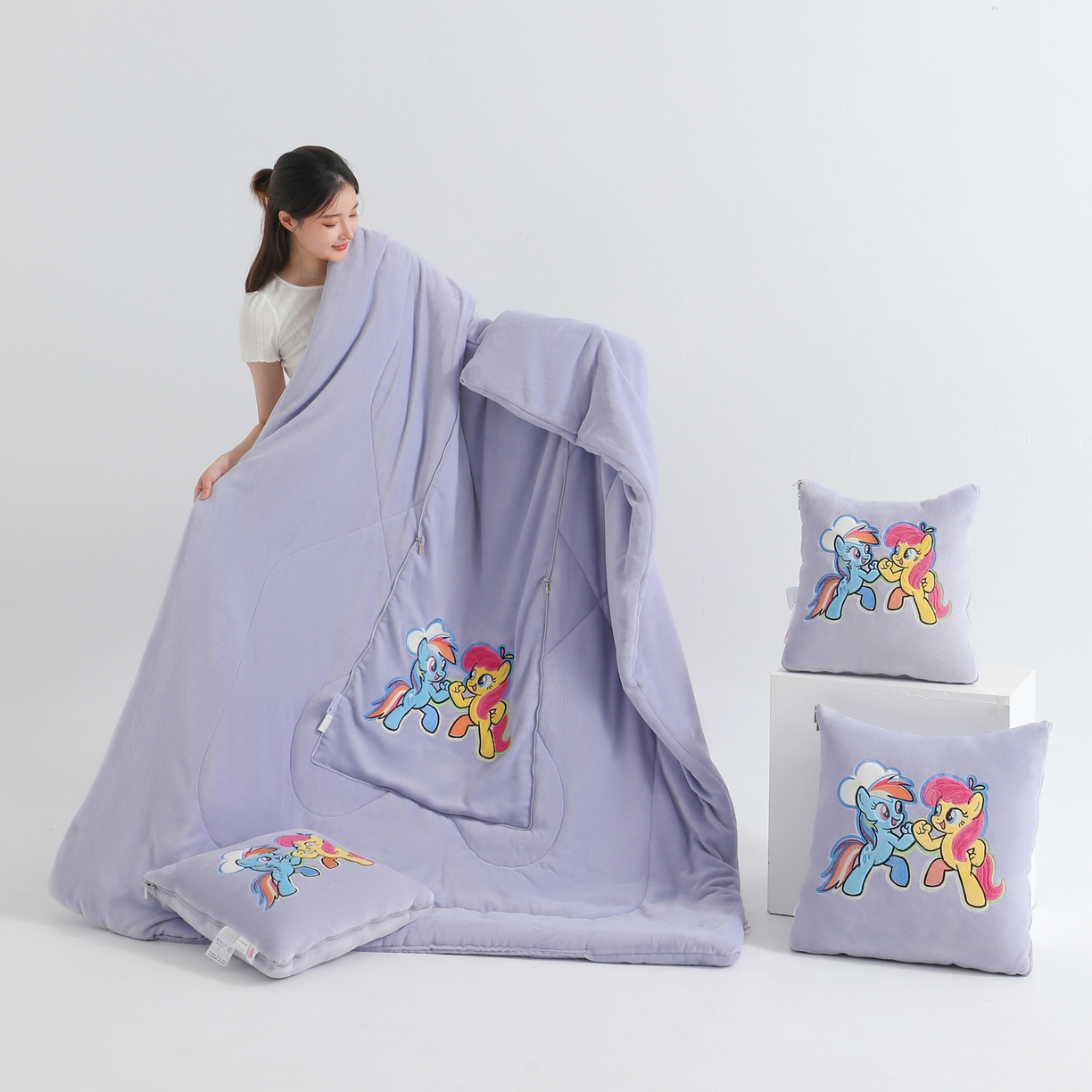 91家纺网 家纺一手货源 找家纺 照世家纺 2025新款小马宝莉抗菌棉抱枕被（低于零售价的链接 一经发现直接投诉下架 感谢大家的支持 控价是优惠券后不能低于40的89,45的109,50的139） 黛西&嘉儿-紫色