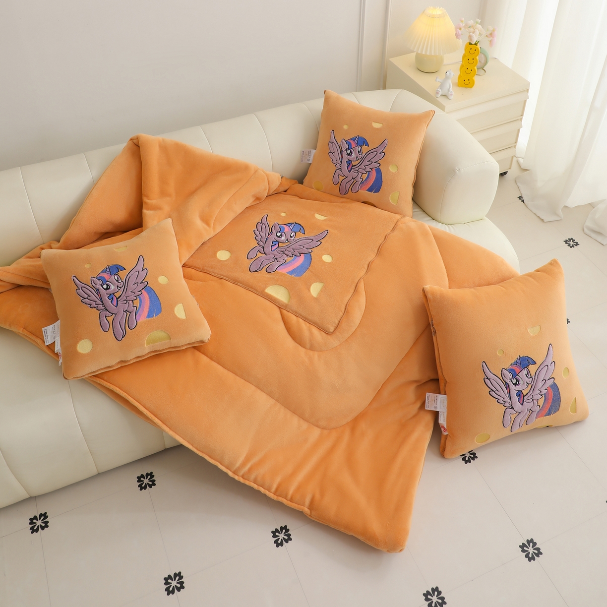 91家纺网 家纺一手货源 找家纺 照世家纺 2025新款小马宝莉抗菌棉抱枕被（低于零售价的链接 一经发现直接投诉下架 感谢大家的支持 控价是优惠券后不能低于40的89,45的109,50的139） 紫悦-橙色