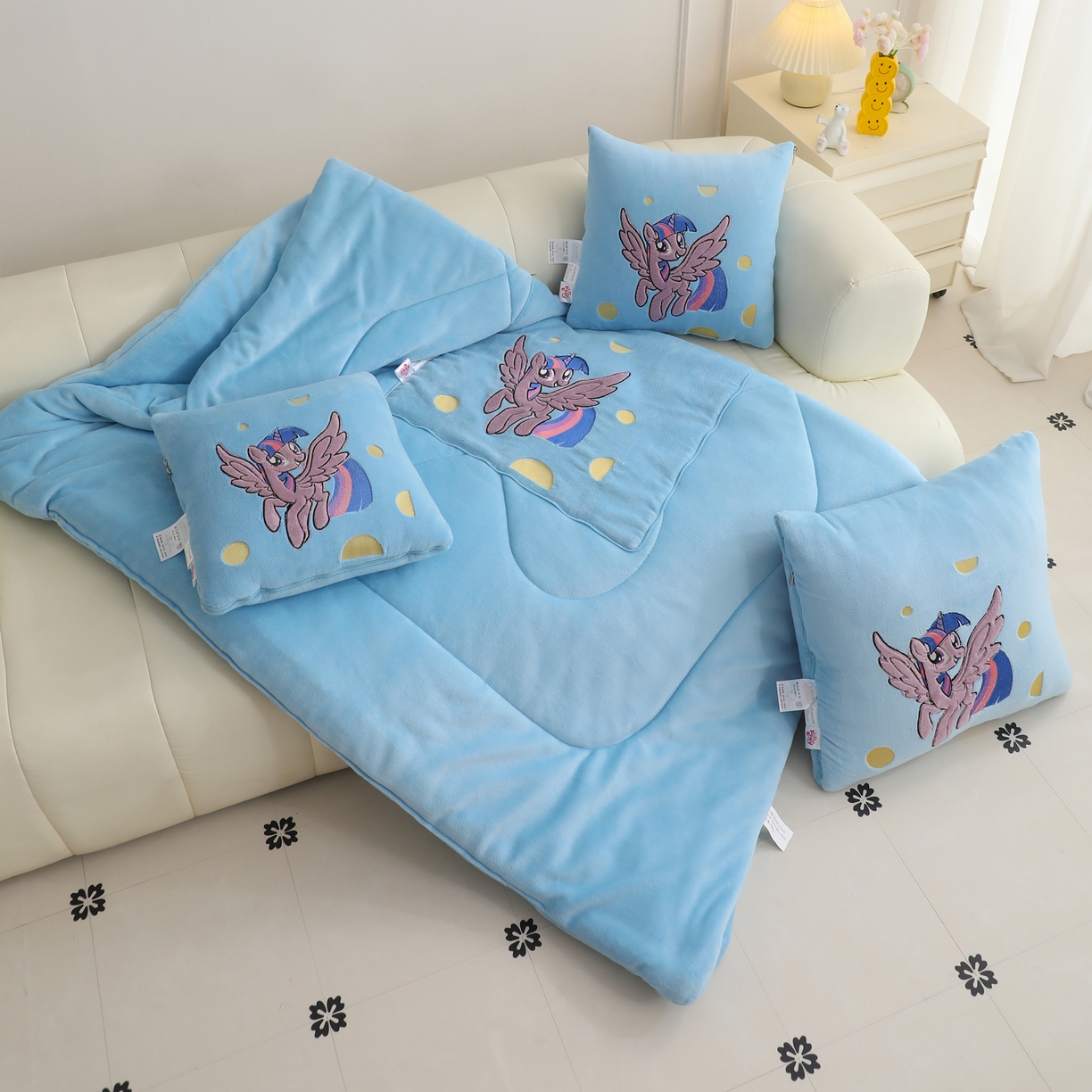 91家纺网 家纺一手货源 找家纺 照世家纺 2025新款小马宝莉抗菌棉抱枕被（低于零售价的链接 一经发现直接投诉下架 感谢大家的支持 控价是优惠券后不能低于40的89,45的109,50的139） 紫悦-蓝色