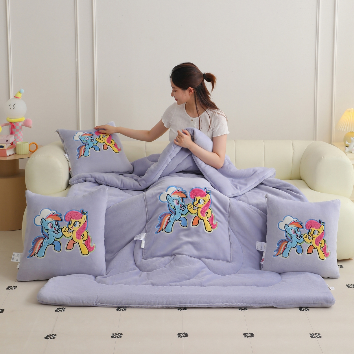 91家纺网 家纺一手货源 找家纺 照世家纺 2025新款小马宝莉抗菌棉抱枕被（低于零售价的链接 一经发现直接投诉下架 感谢大家的支持 控价是优惠券后不能低于40的89,45的109,50的139） 黛西&嘉儿-紫色
