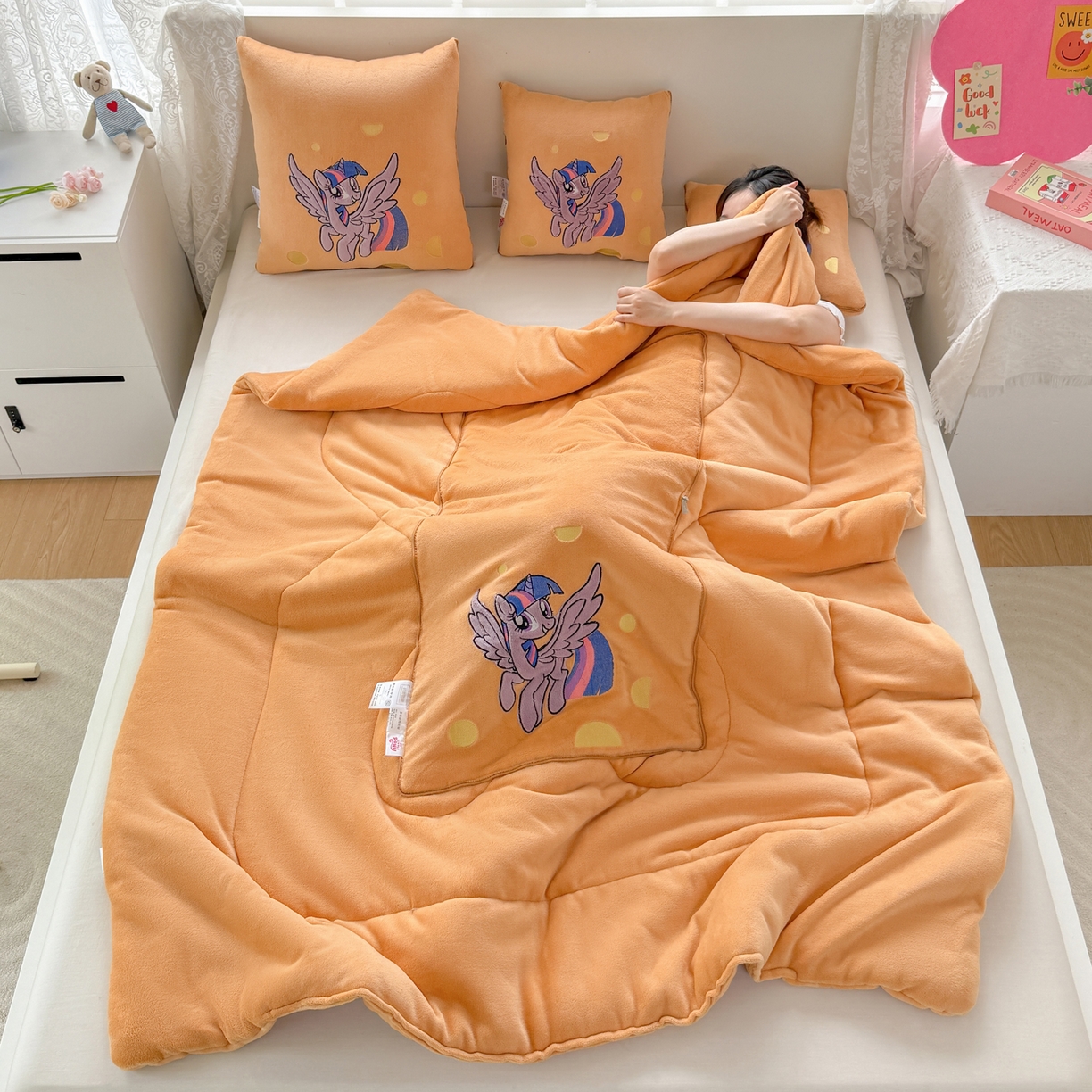 91家纺网 家纺一手货源 找家纺 照世家纺 2025新款小马宝莉抗菌棉抱枕被（低于零售价的链接 一经发现直接投诉下架 感谢大家的支持 控价是优惠券后不能低于40的89,45的109,50的139） 紫悦-橙色