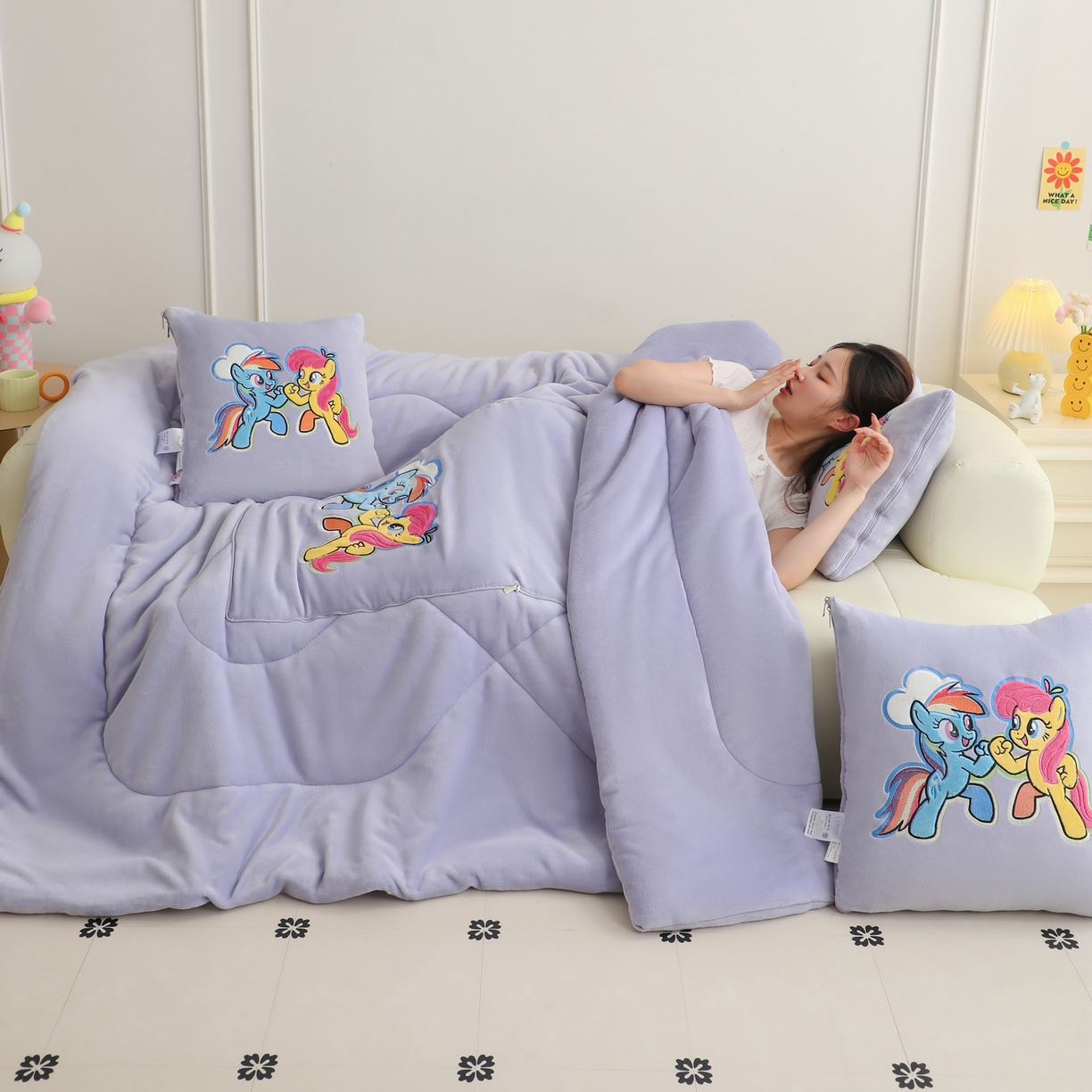 91家纺网 家纺一手货源 找家纺 照世家纺 2025新款小马宝莉抗菌棉抱枕被（低于零售价的链接 一经发现直接投诉下架 感谢大家的支持 控价是优惠券后不能低于40的89,45的109,50的139） 黛西&嘉儿-紫色