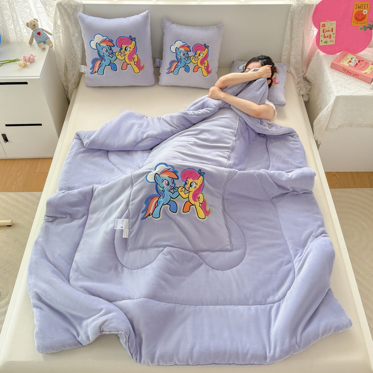 91家纺网 家纺一手货源 找家纺 照世家纺 2025新款小马宝莉抗菌棉抱枕被（低于零售价的链接 一经发现直接投诉下架 感谢大家的支持 控价是优惠券后不能低于40的89,45的109,50的139） 黛西&嘉儿-紫色