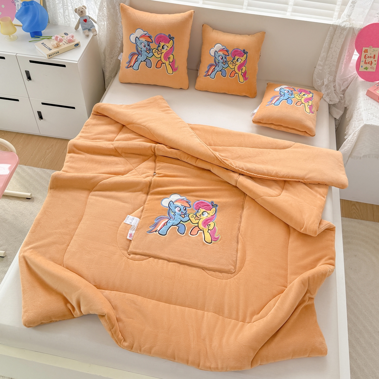 91家纺网 家纺一手货源 找家纺 照世家纺 2025新款小马宝莉抗菌棉抱枕被（低于零售价的链接 一经发现直接投诉下架 感谢大家的支持 控价是优惠券后不能低于40的89,45的109,50的139） 黛西&嘉儿-橙色