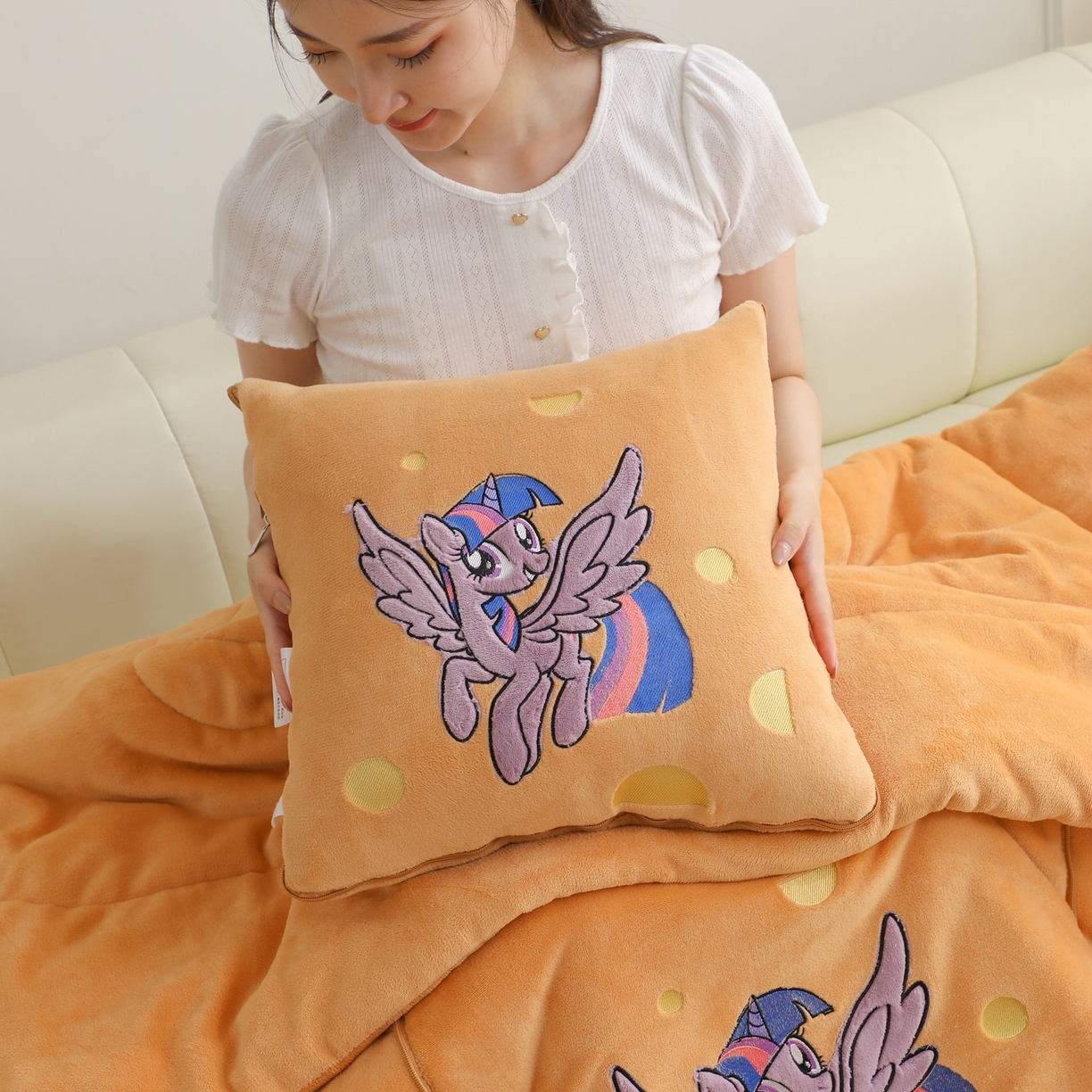 91家纺网 家纺一手货源 找家纺 照世家纺 2025新款小马宝莉抗菌棉抱枕被（低于零售价的链接 一经发现直接投诉下架 感谢大家的支持 控价是优惠券后不能低于40的89,45的109,50的139） 紫悦-橙色