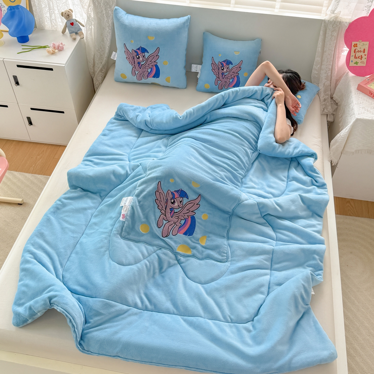 91家纺网 家纺一手货源 找家纺 照世家纺 2025新款小马宝莉抗菌棉抱枕被（低于零售价的链接 一经发现直接投诉下架 感谢大家的支持 控价是优惠券后不能低于40的89,45的109,50的139） 紫悦-蓝色