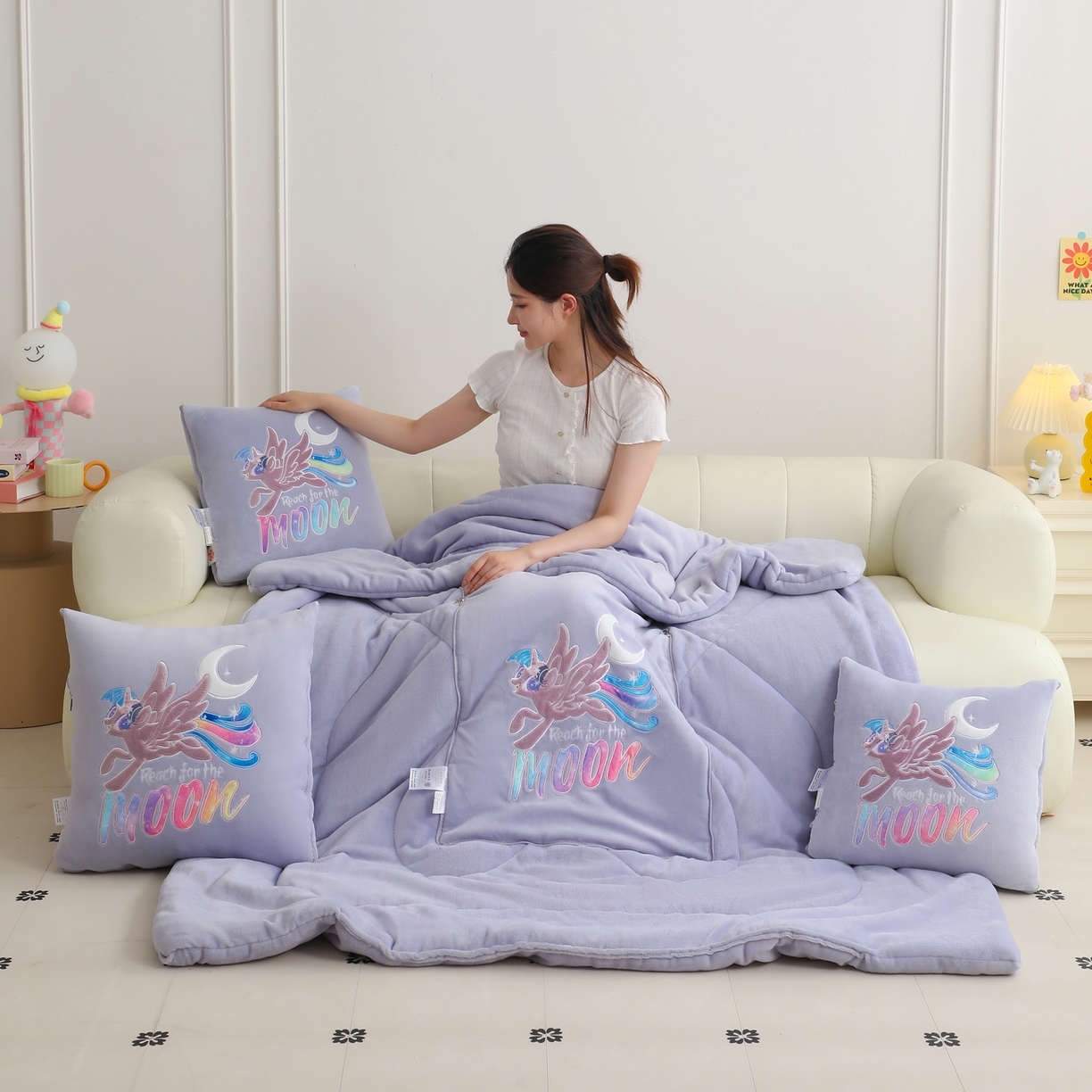 91家纺网 家纺一手货源 找家纺 照世家纺 2025新款小马宝莉抗菌棉抱枕被（低于零售价的链接 一经发现直接投诉下架 感谢大家的支持 控价是优惠券后不能低于40的89,45的109,50的139） 月亮公主-紫色