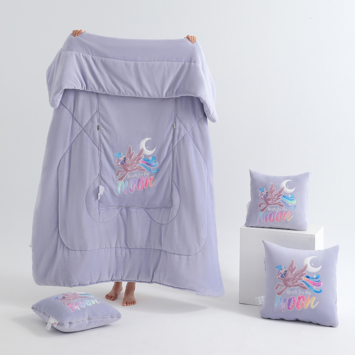 91家纺网 家纺一手货源 找家纺 照世家纺 2025新款小马宝莉抗菌棉抱枕被（低于零售价的链接 一经发现直接投诉下架 感谢大家的支持 控价是优惠券后不能低于40的89,45的109,50的139） 月亮公主-紫色