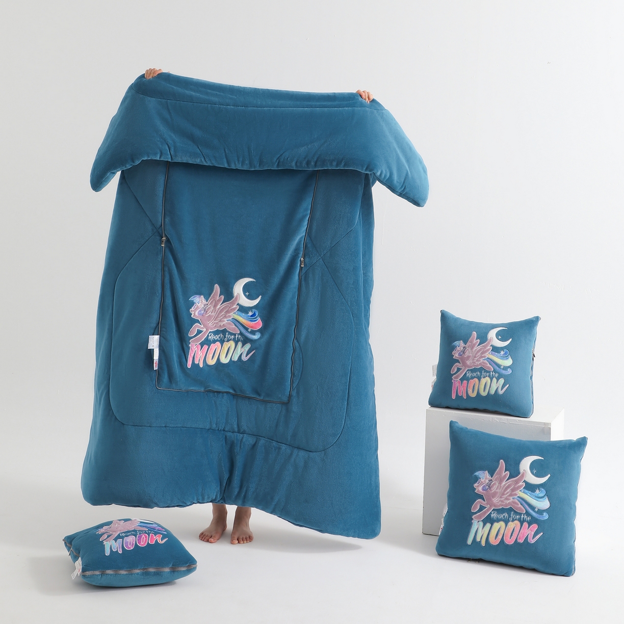 91家纺网 家纺一手货源 找家纺 照世家纺 2025新款小马宝莉抗菌棉抱枕被（低于零售价的链接 一经发现直接投诉下架 感谢大家的支持 控价是优惠券后不能低于40的89,45的109,50的139） 月亮公主-深蓝