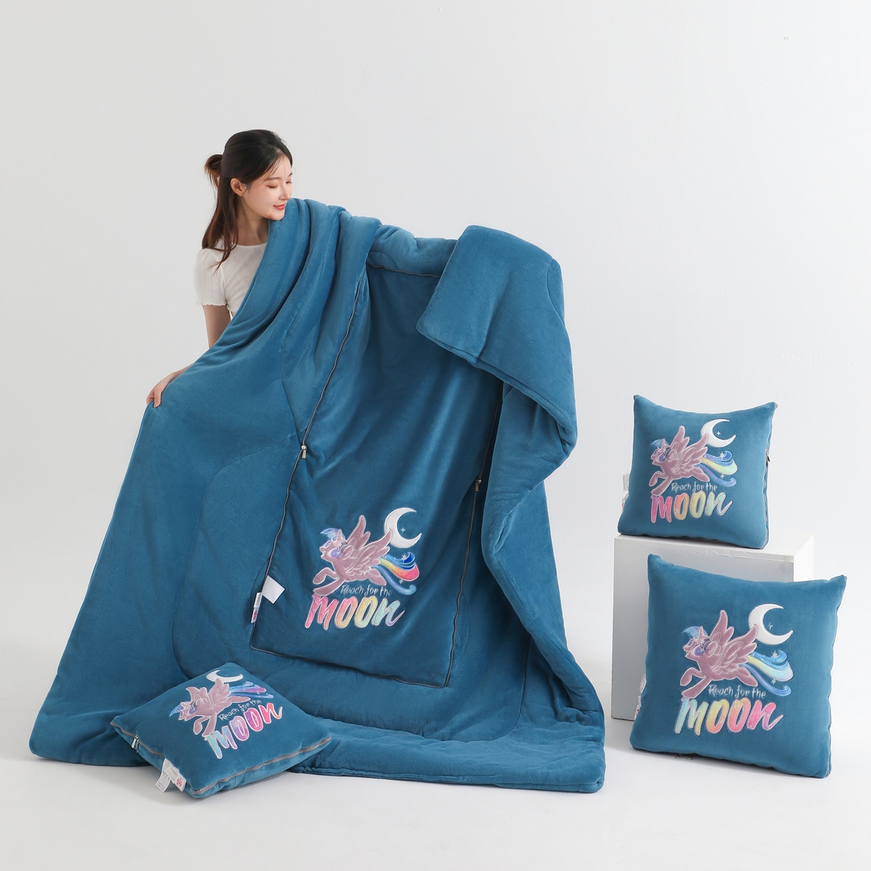 91家纺网 家纺一手货源 找家纺 照世家纺 2025新款小马宝莉抗菌棉抱枕被（低于零售价的链接 一经发现直接投诉下架 感谢大家的支持 控价是优惠券后不能低于40的89,45的109,50的139） 月亮公主-深蓝