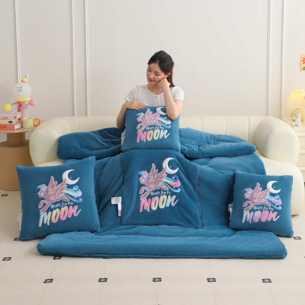91家纺网 家纺一手货源 找家纺 照世家纺 2025新款小马宝莉抗菌棉抱枕被（低于零售价的链接 一经发现直接投诉下架 感谢大家的支持 控价是优惠券后不能低于40的89,45的109,50的139） 月亮公主-深蓝