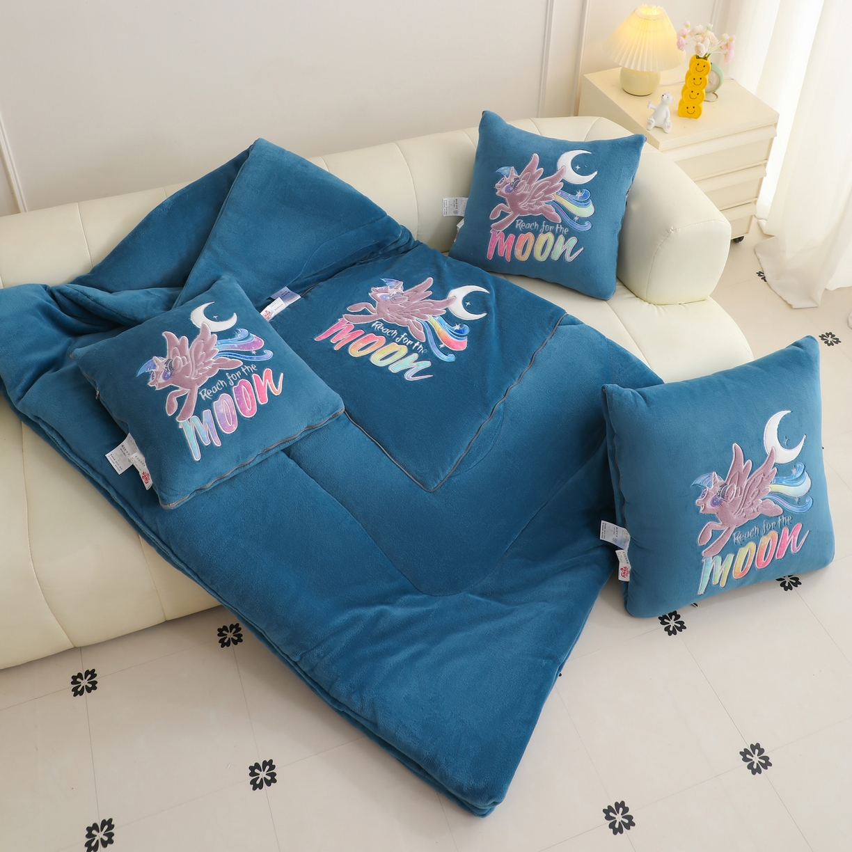 91家纺网 家纺一手货源 找家纺 照世家纺 2025新款小马宝莉抗菌棉抱枕被（低于零售价的链接 一经发现直接投诉下架 感谢大家的支持 控价是优惠券后不能低于40的89,45的109,50的139） 月亮公主-深蓝