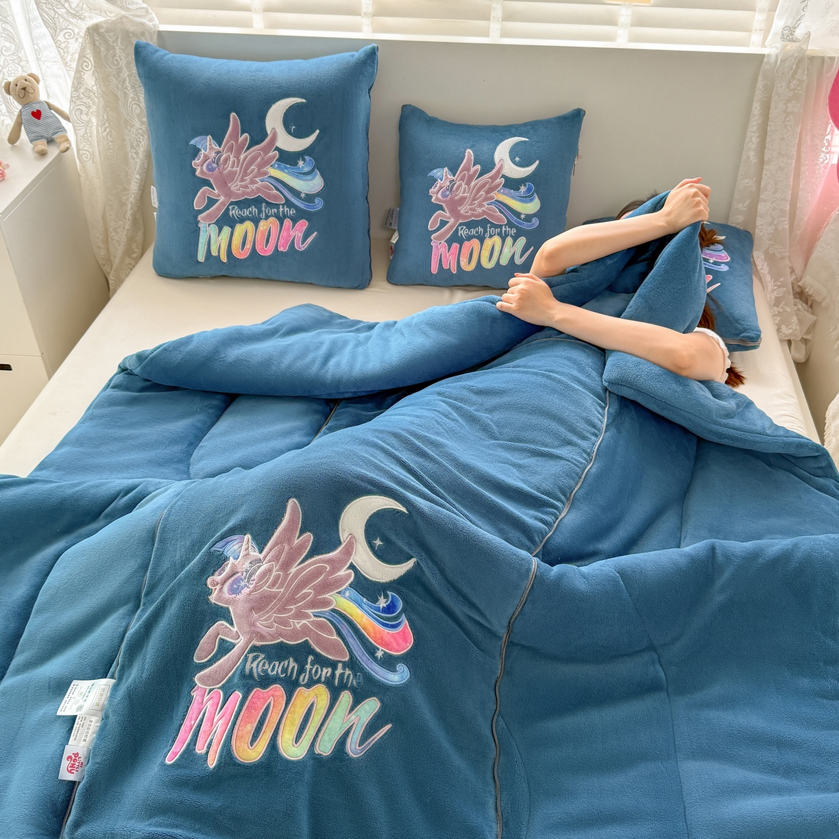 91家纺网 家纺一手货源 找家纺 照世家纺 2025新款小马宝莉抗菌棉抱枕被（低于零售价的链接 一经发现直接投诉下架 感谢大家的支持 控价是优惠券后不能低于40的89,45的109,50的139） 月亮公主-深蓝