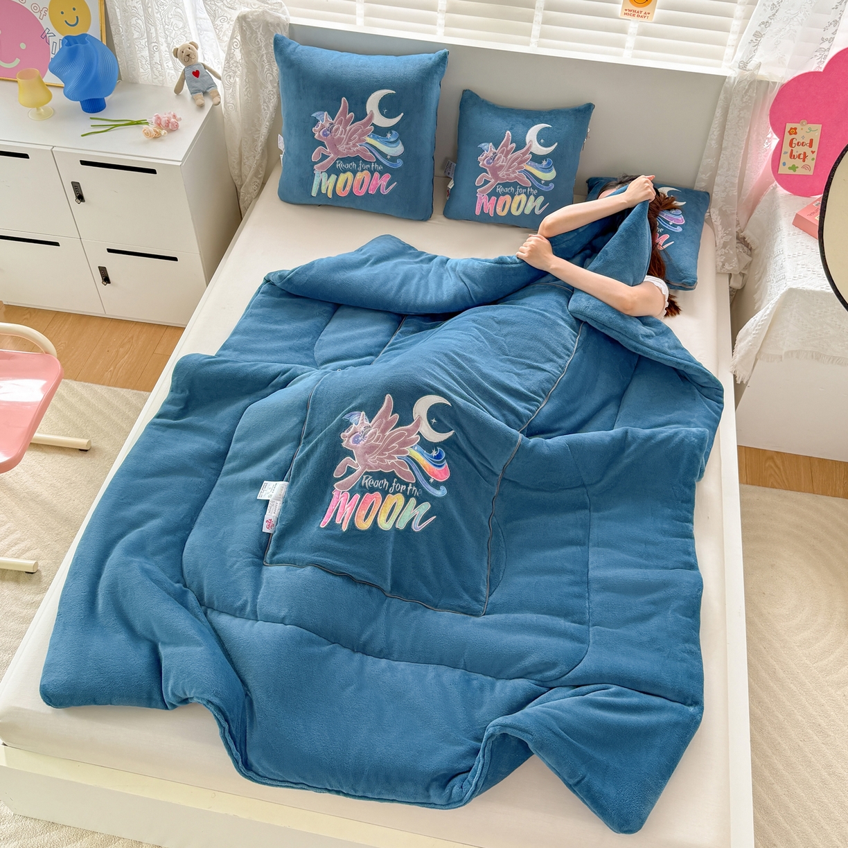 91家纺网 家纺一手货源 找家纺 照世家纺 2025新款小马宝莉抗菌棉抱枕被（低于零售价的链接 一经发现直接投诉下架 感谢大家的支持 控价是优惠券后不能低于40的89,45的109,50的139） 月亮公主-深蓝