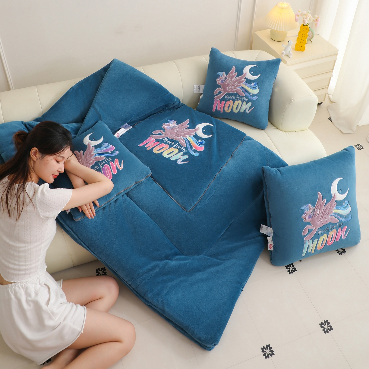 91家纺网 家纺一手货源 找家纺 照世家纺 2025新款小马宝莉抗菌棉抱枕被（低于零售价的链接 一经发现直接投诉下架 感谢大家的支持 控价是优惠券后不能低于40的89,45的109,50的139） 月亮公主-深蓝