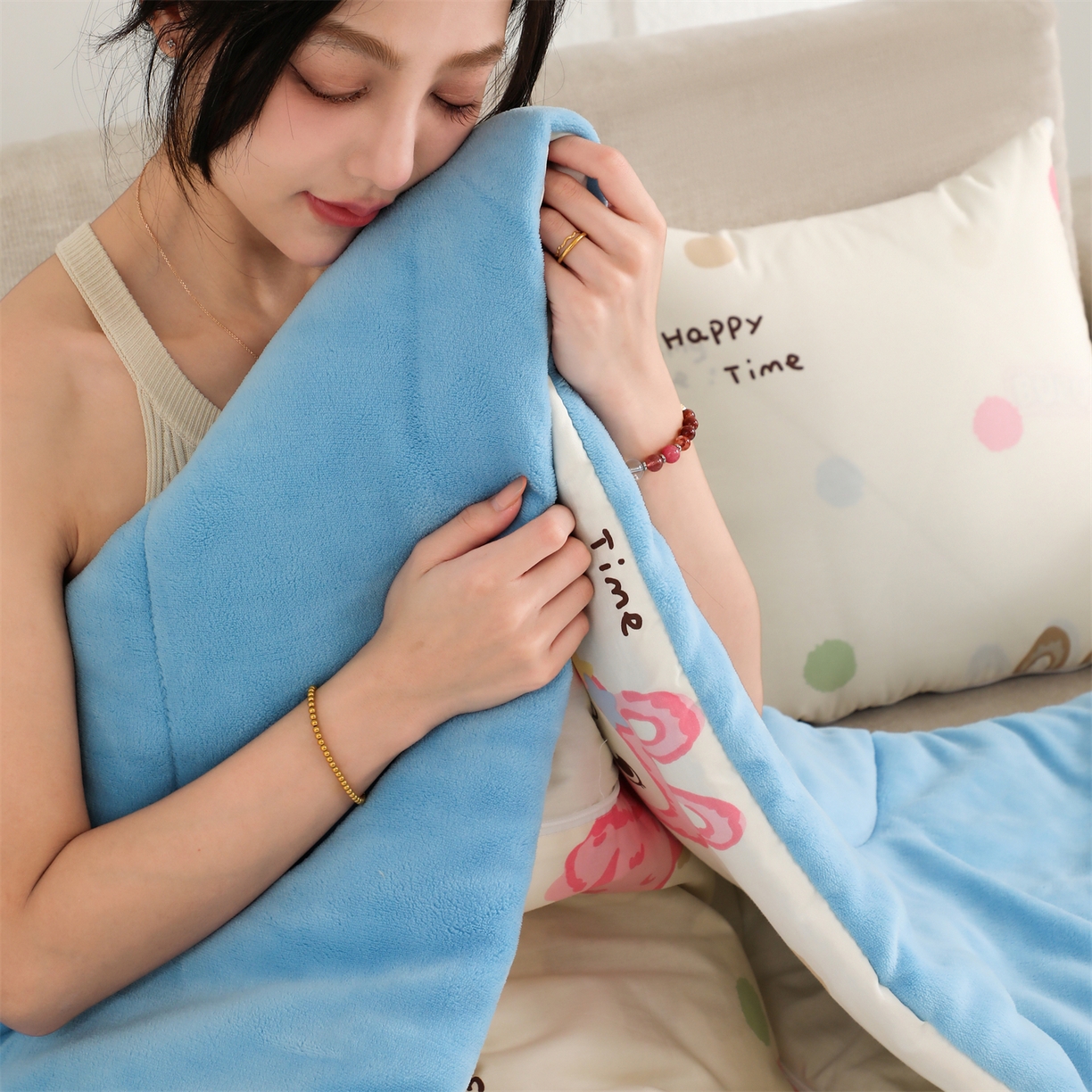 91家纺网 家纺一手货源 找家纺 照世家纺 2025新款棉加绒抱枕被（控价低于零售价的链接 一经发现直接投诉下架 感谢大家的支持 控价是优惠券后不能低于40的68 45的99 50的139） 彩萌布布