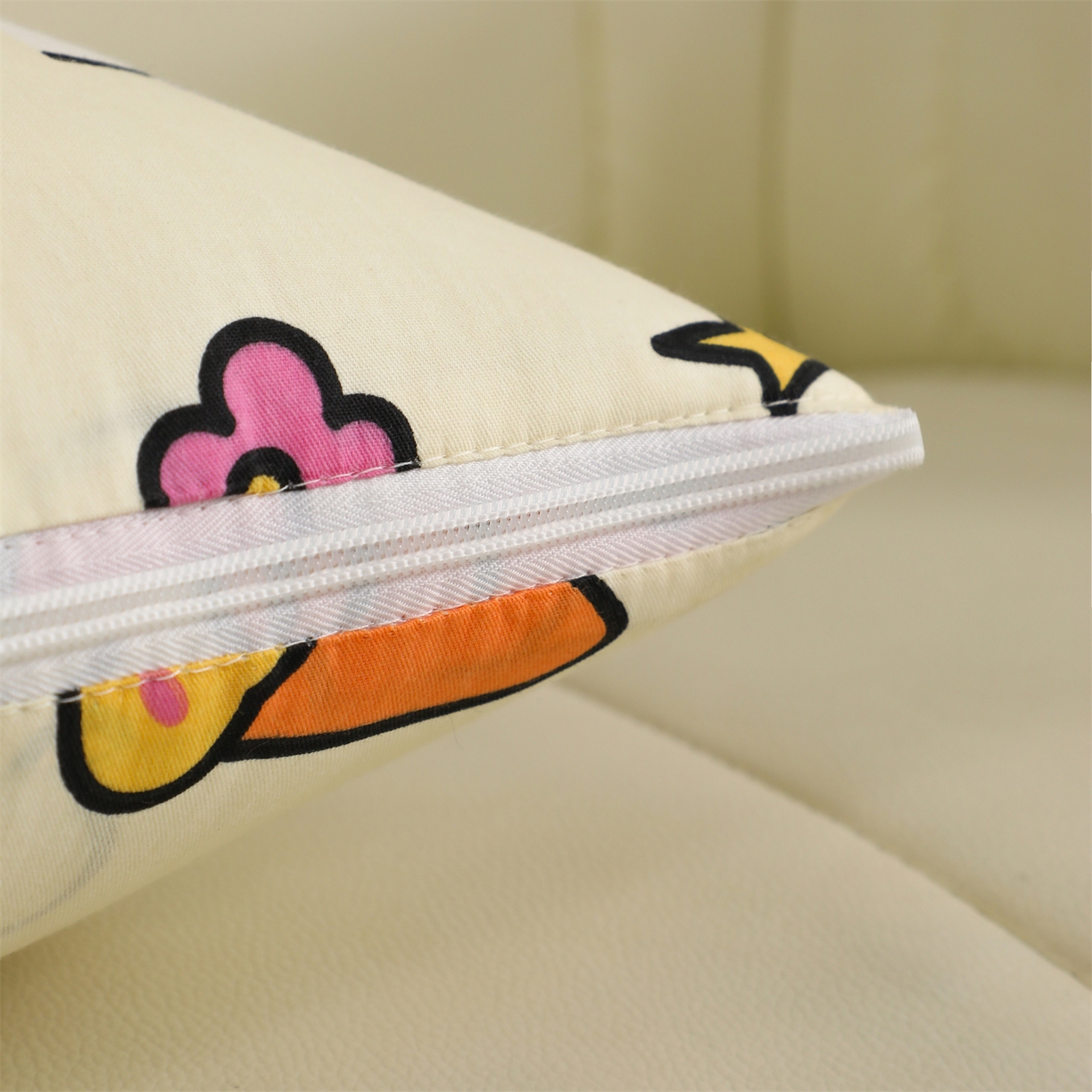 91家纺网 家纺一手货源 找家纺 照世家纺 2025新款棉加绒抱枕被（控价低于零售价的链接 一经发现直接投诉下架 感谢大家的支持 控价是优惠券后不能低于40的68 45的99 50的139） 涂鸦乐园