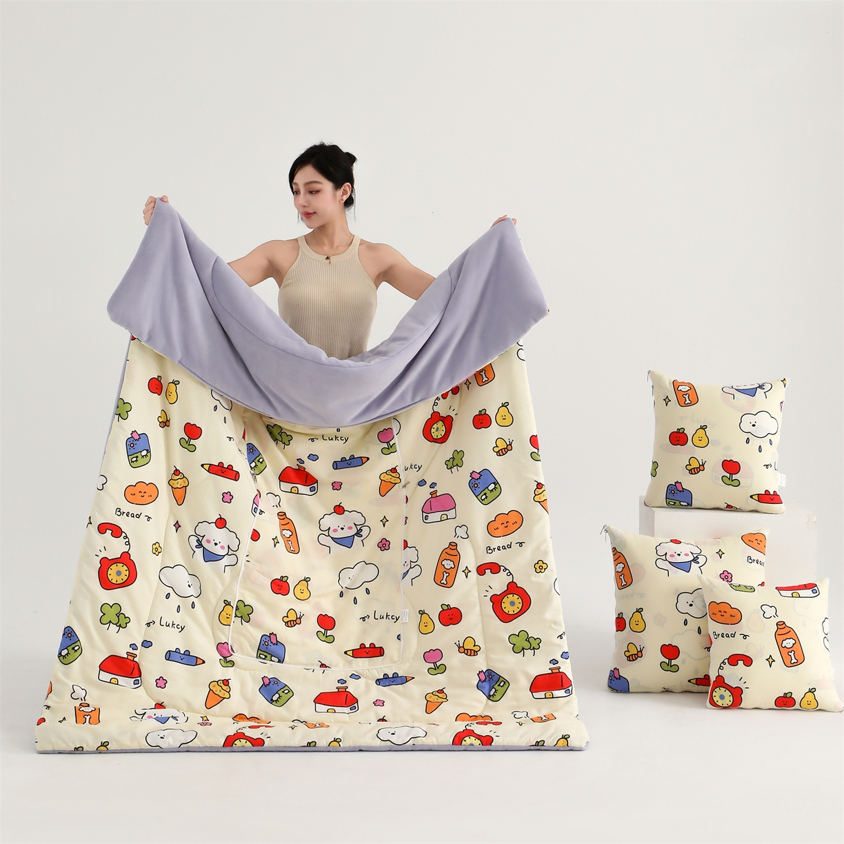 91家纺网 家纺一手货源 找家纺 照世家纺 2025新款棉加绒抱枕被（控价低于零售价的链接 一经发现直接投诉下架 感谢大家的支持 控价是优惠券后不能低于40的68 45的99 50的139） 涂鸦乐园