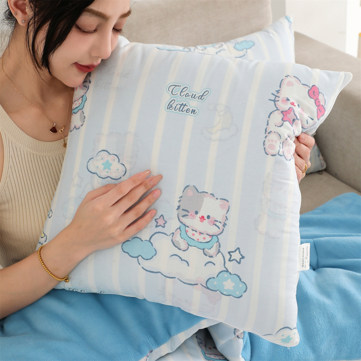 91家纺网 家纺一手货源 找家纺 照世家纺 2025新款棉加绒抱枕被（控价低于零售价的链接 一经发现直接投诉下架 感谢大家的支持 控价是优惠券后不能低于40的68 45的99 50的139） 喵咕酱