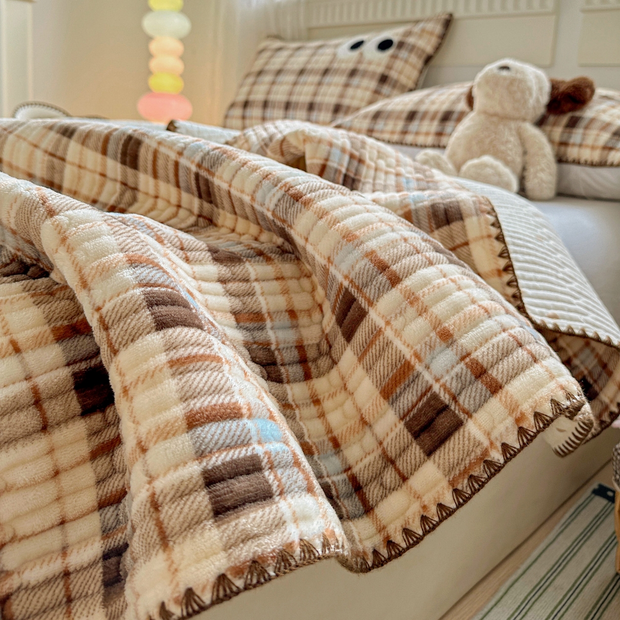 91家纺网 家纺一手货源 找家纺 （总）格真 2025新款无印风贝壳绣三角针牛奶绒床盖三件套大眼萌枕套双面可用