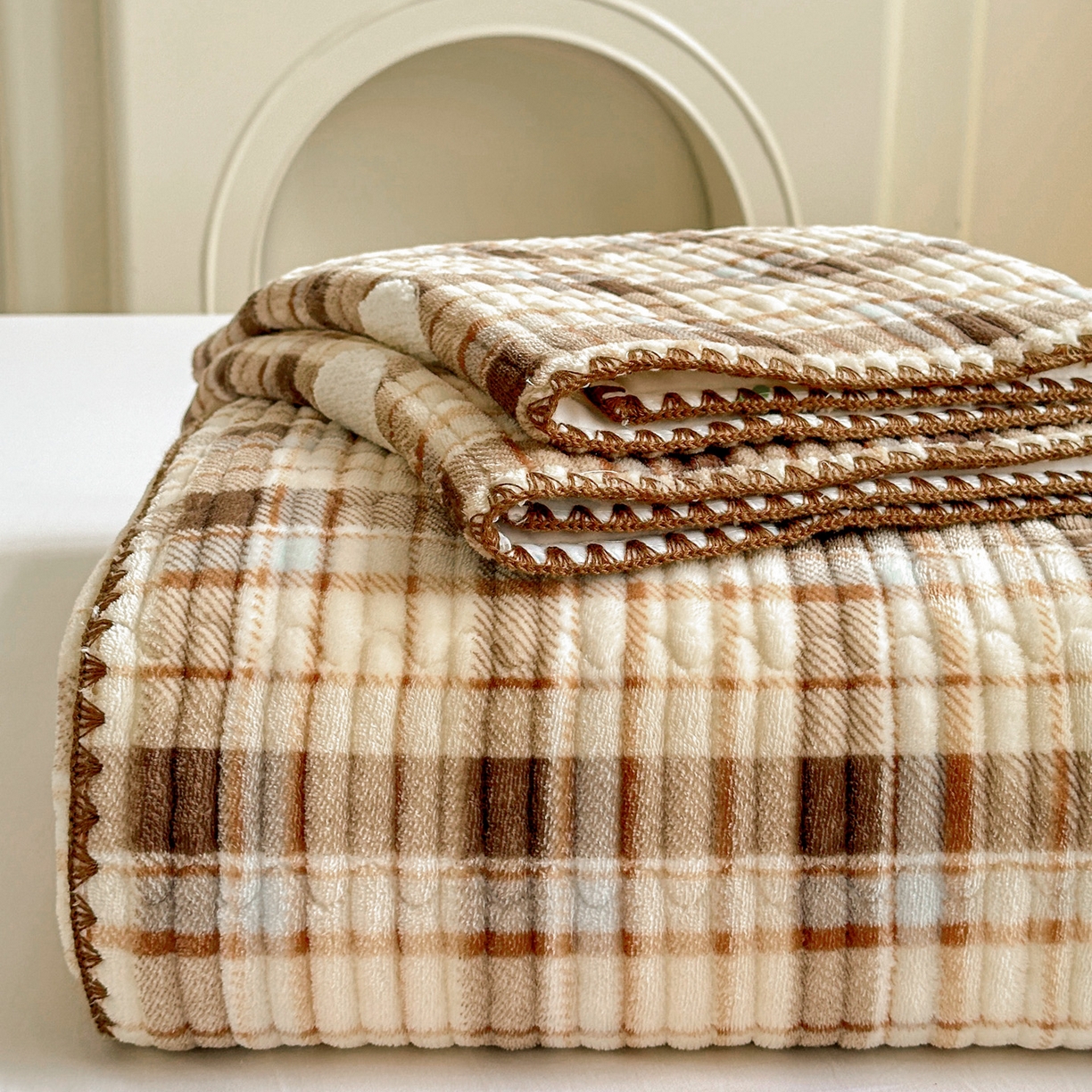 91家纺网 家纺一手货源 找家纺 （总）格真 2025新款无印风贝壳绣三角针牛奶绒床盖三件套大眼萌枕套双面可用