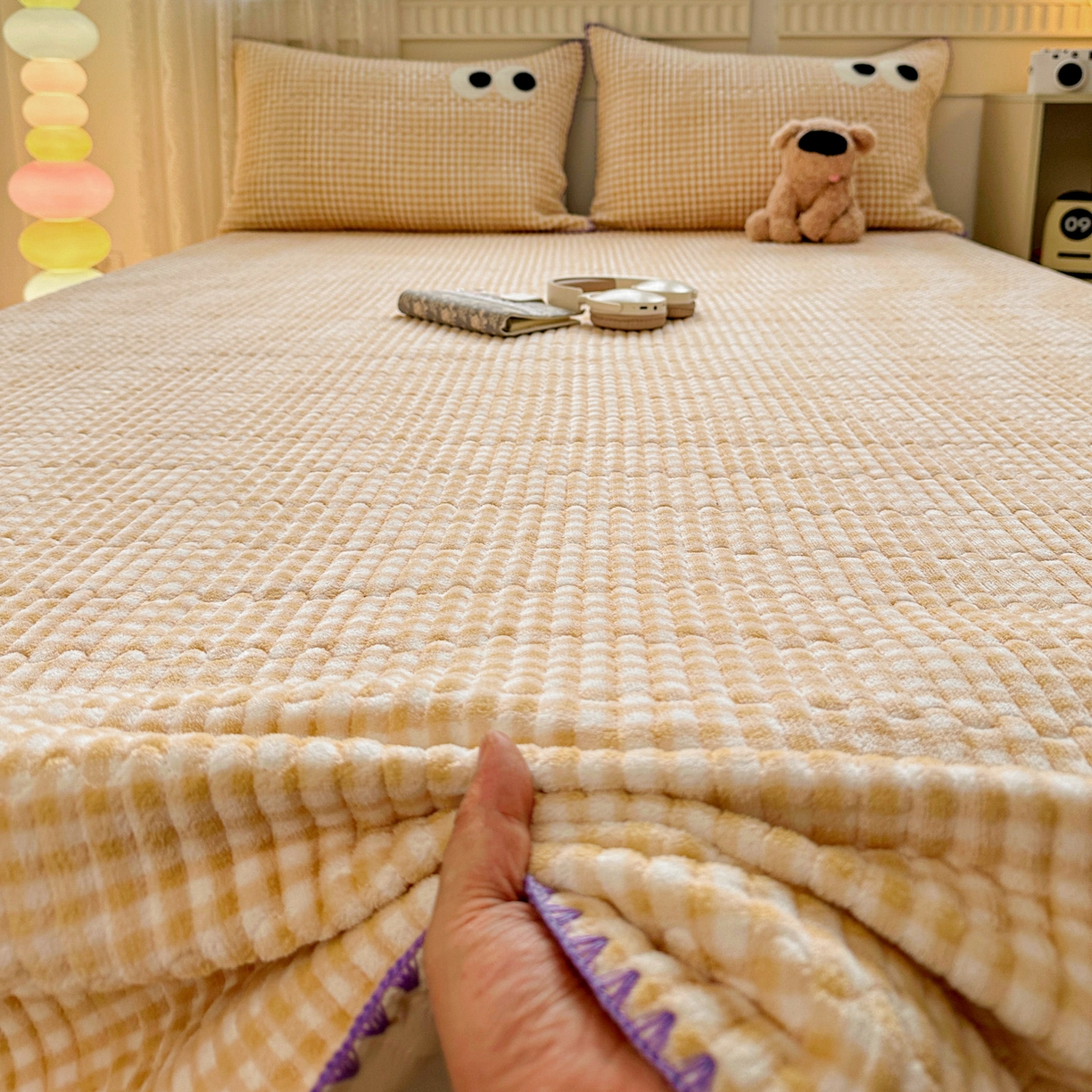 91家纺网 家纺一手货源 找家纺 （总）格真 2025新款无印风贝壳绣三角针牛奶绒床盖三件套大眼萌枕套双面可用