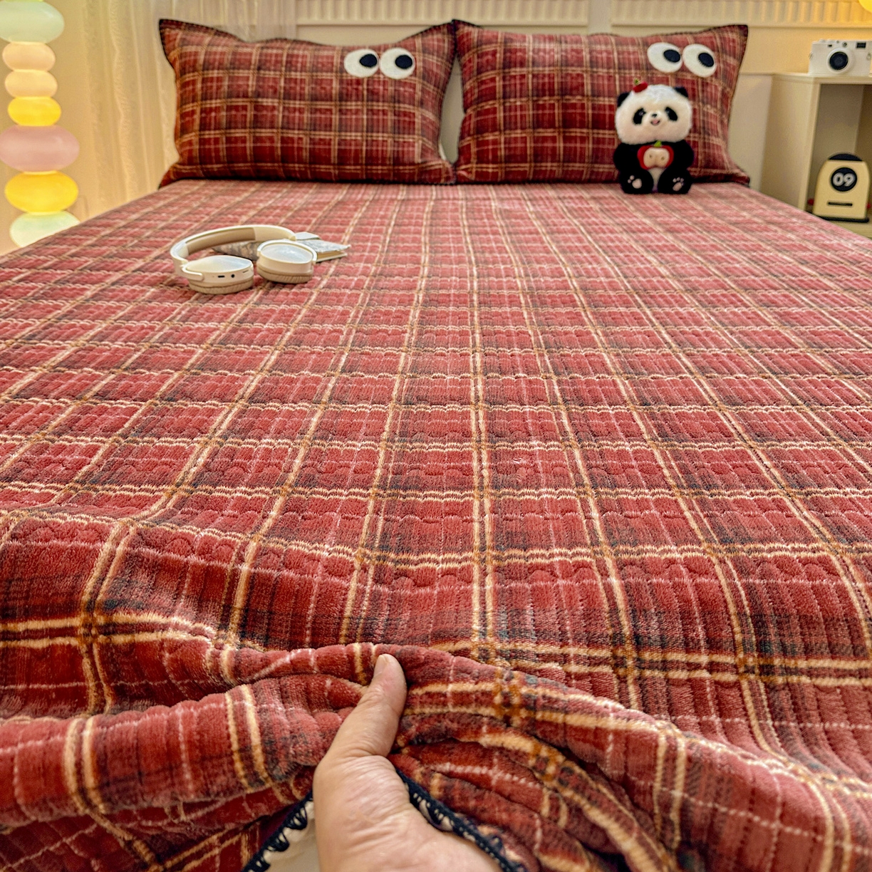 91家纺网 家纺一手货源 找家纺 （总）格真 2025新款无印风贝壳绣三角针牛奶绒床盖三件套大眼萌枕套双面可用