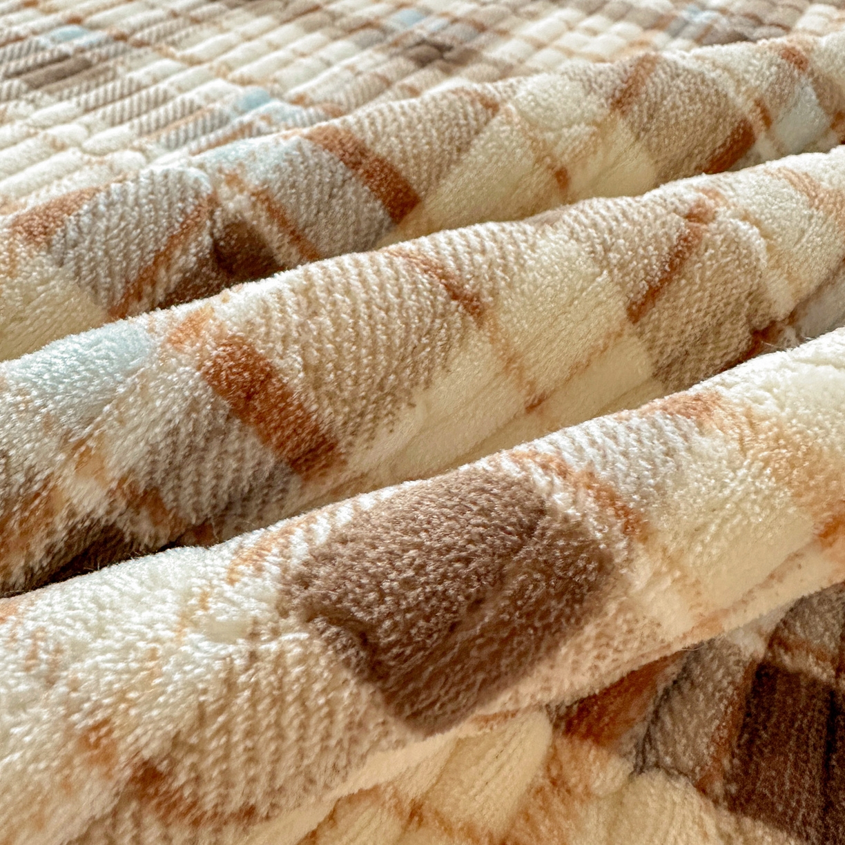 91家纺网 家纺一手货源 找家纺 （总）格真 2025新款无印风贝壳绣三角针牛奶绒床盖三件套大眼萌枕套双面可用