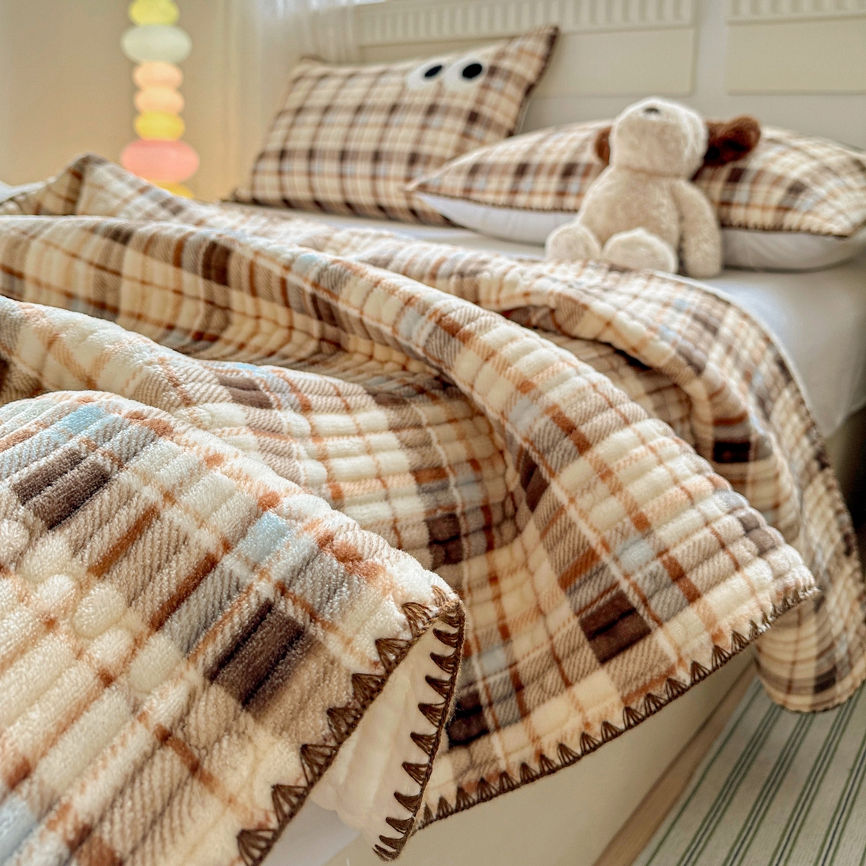 91家纺网 家纺一手货源 找家纺 格真 2025新款无印风贝壳绣三角针牛奶绒床盖三件套大眼萌枕套双面可用 休闲时光