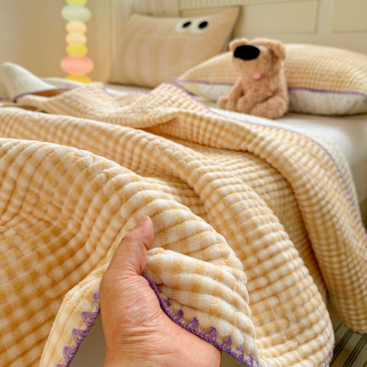 91家纺网 家纺一手货源 找家纺 格真 2025新款无印风贝壳绣三角针牛奶绒床盖三件套大眼萌枕套双面可用 米黄小格