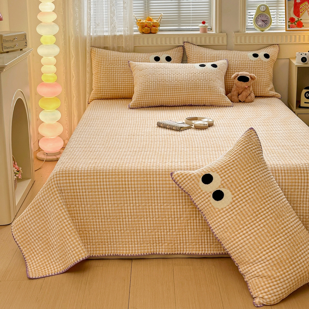 91家纺网 家纺一手货源 找家纺 格真 2025新款无印风贝壳绣三角针牛奶绒床盖三件套大眼萌枕套双面可用 米黄小格